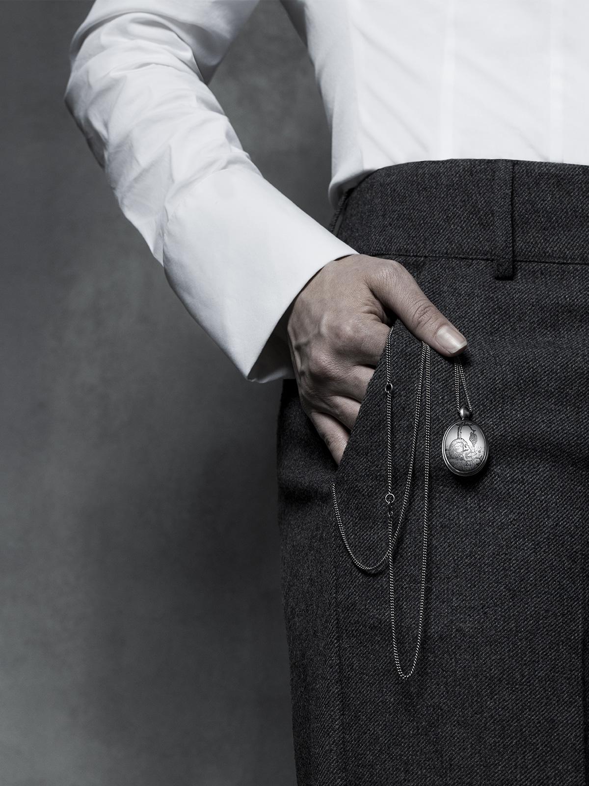 Post Festum fa parte della Hugo Series di Heidi Vornan, una collezione di gioielli contemporanei creata in omaggio al pittore simbolista e artista grafico finlandese Hugo Simberg. Ogni pezzo della serie è realizzato a mano e rifinito singolarmente,