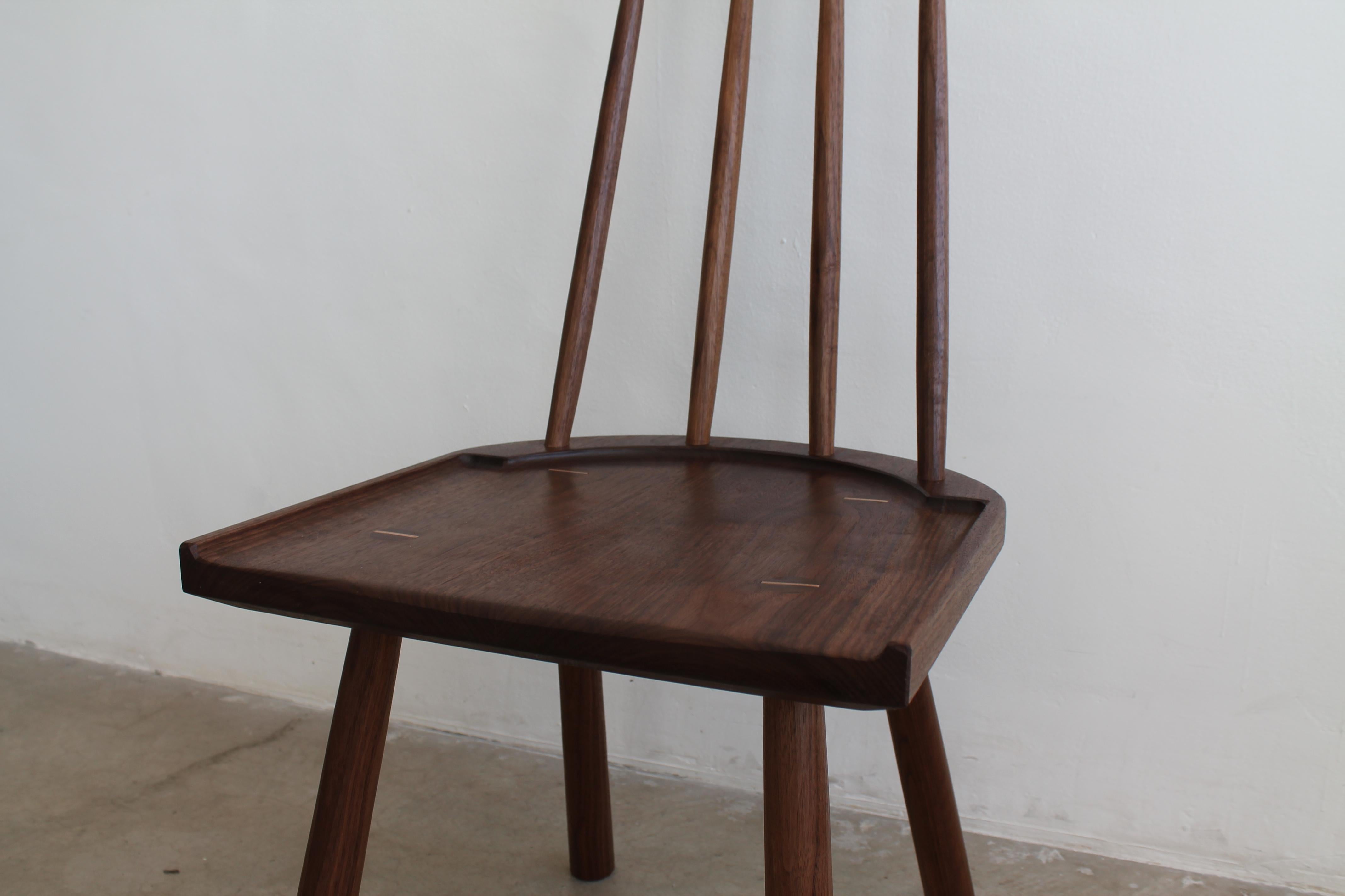 Post Hana Esszimmerstuhl mit Spindelrücken in Nussbaum (Shaker) im Angebot