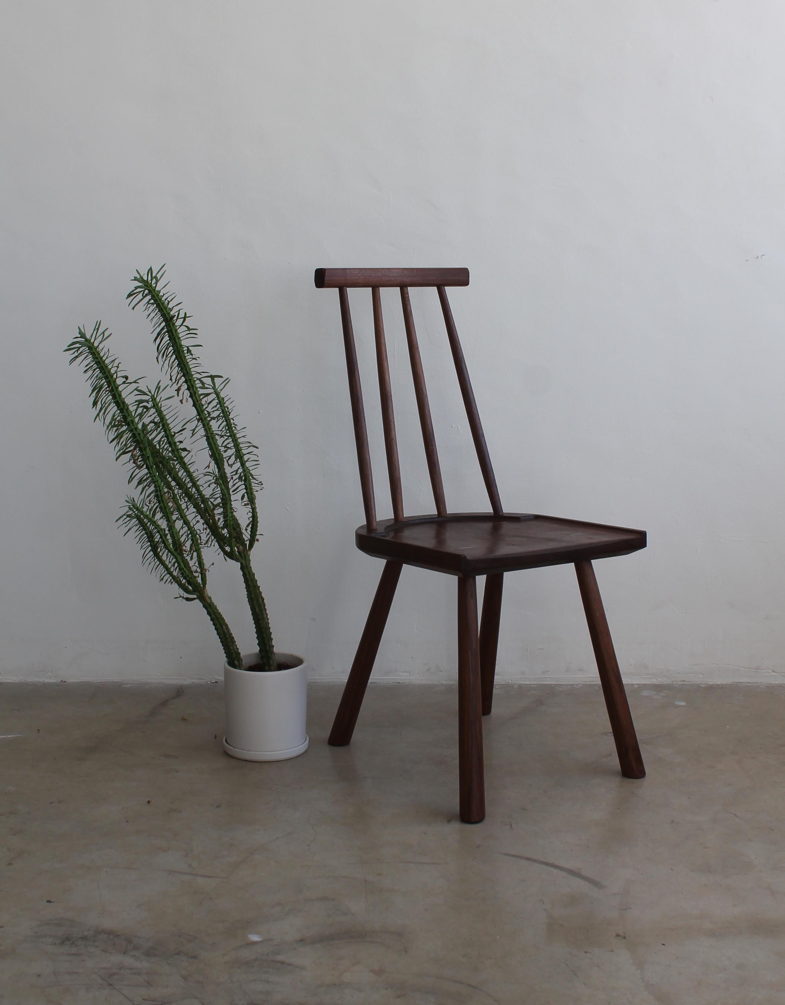 Post Hana Esszimmerstuhl mit Spindelrücken in Nussbaum im Zustand „Neu“ im Angebot in Los Angeles, CA