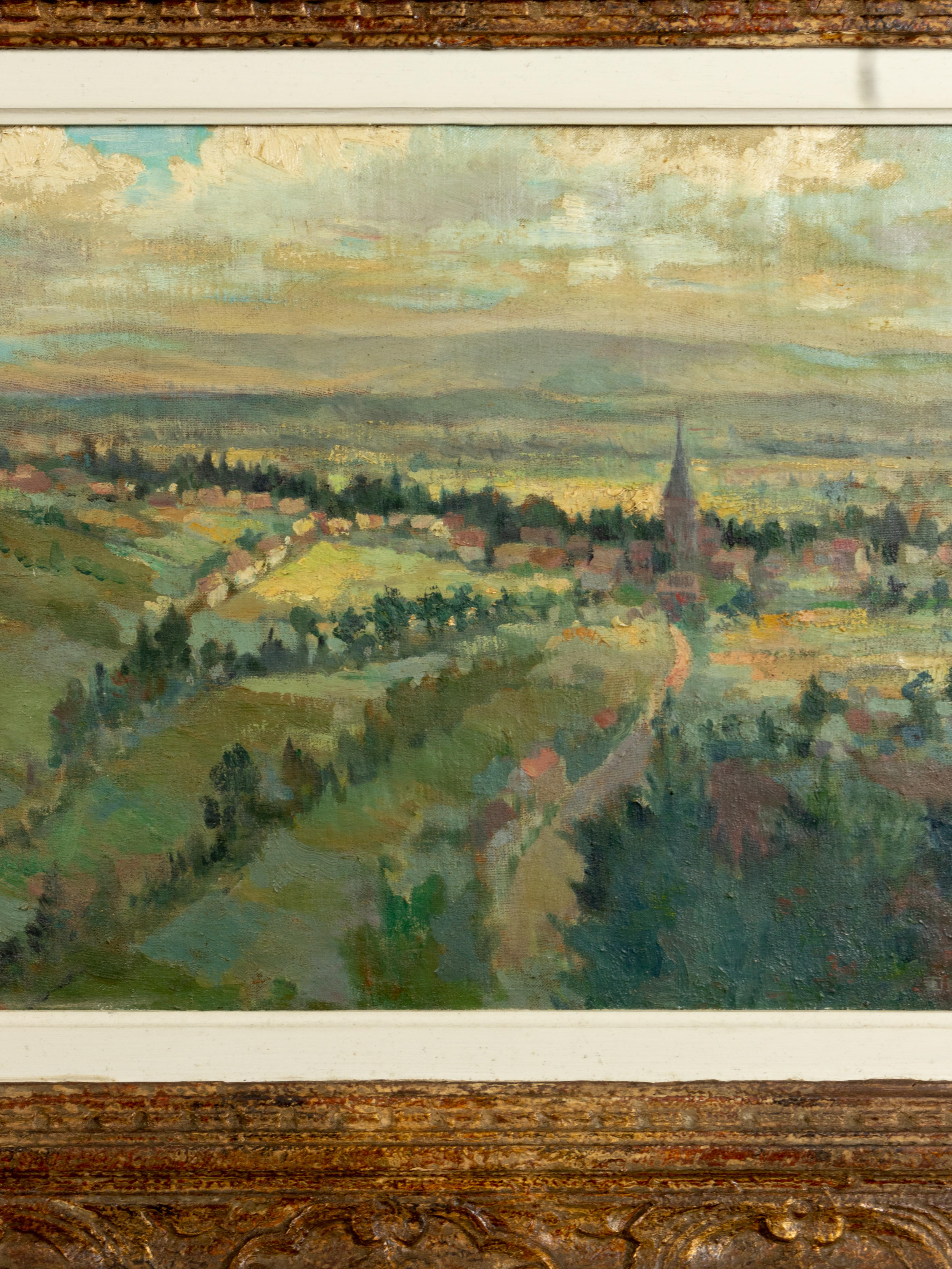 Une peinture de paysage dans la tradition du post-impressionnisme par l'artiste français Pierre Demet. 
Une vue panoramique d'une zone rurale, une petite ville française au loin et un vieux clocher.  
Huile sur toile.

