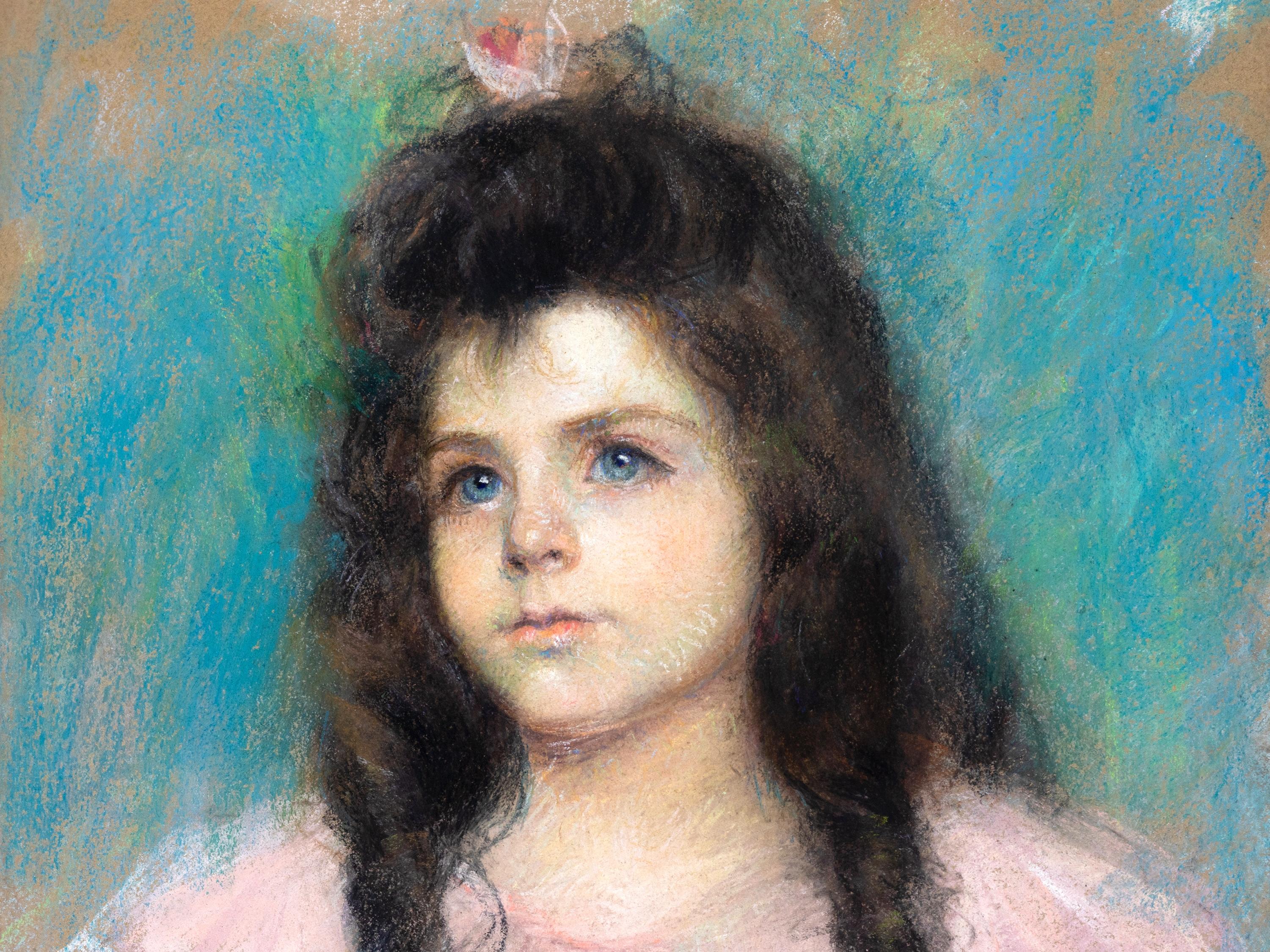 Ein postimpressionistisches Gemälde, das ein junges Mädchen mit auffallend blauen Augen und einem zarten rosa-weißen Rüschenkleid auf dem Kopf zeigt, bei dem es sich offenbar um ein Kommunionskleid handelt. Der Gesichtsausdruck des Mädchens ist von