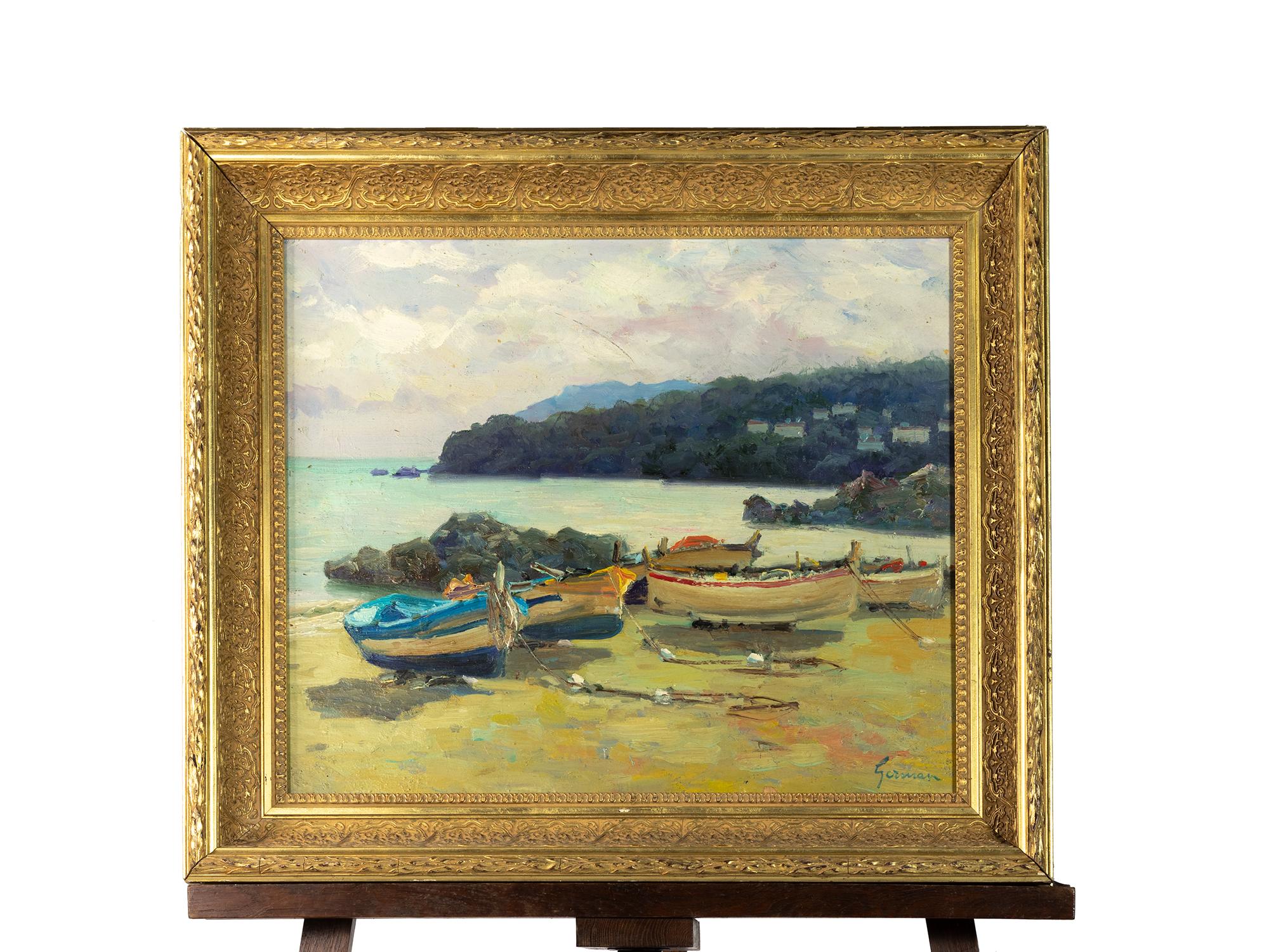 Dieses Gemälde von Louis Germain aus dem Jahr 1930 zeigt eine ruhige Szene an der französischen Küste und fängt den zeitlosen Charme der Côte d'Azur ein. 
Im Vordergrund liegen Fischerboote auf dem Sand, deren verwitterte Rümpfe den Rhythmus eines