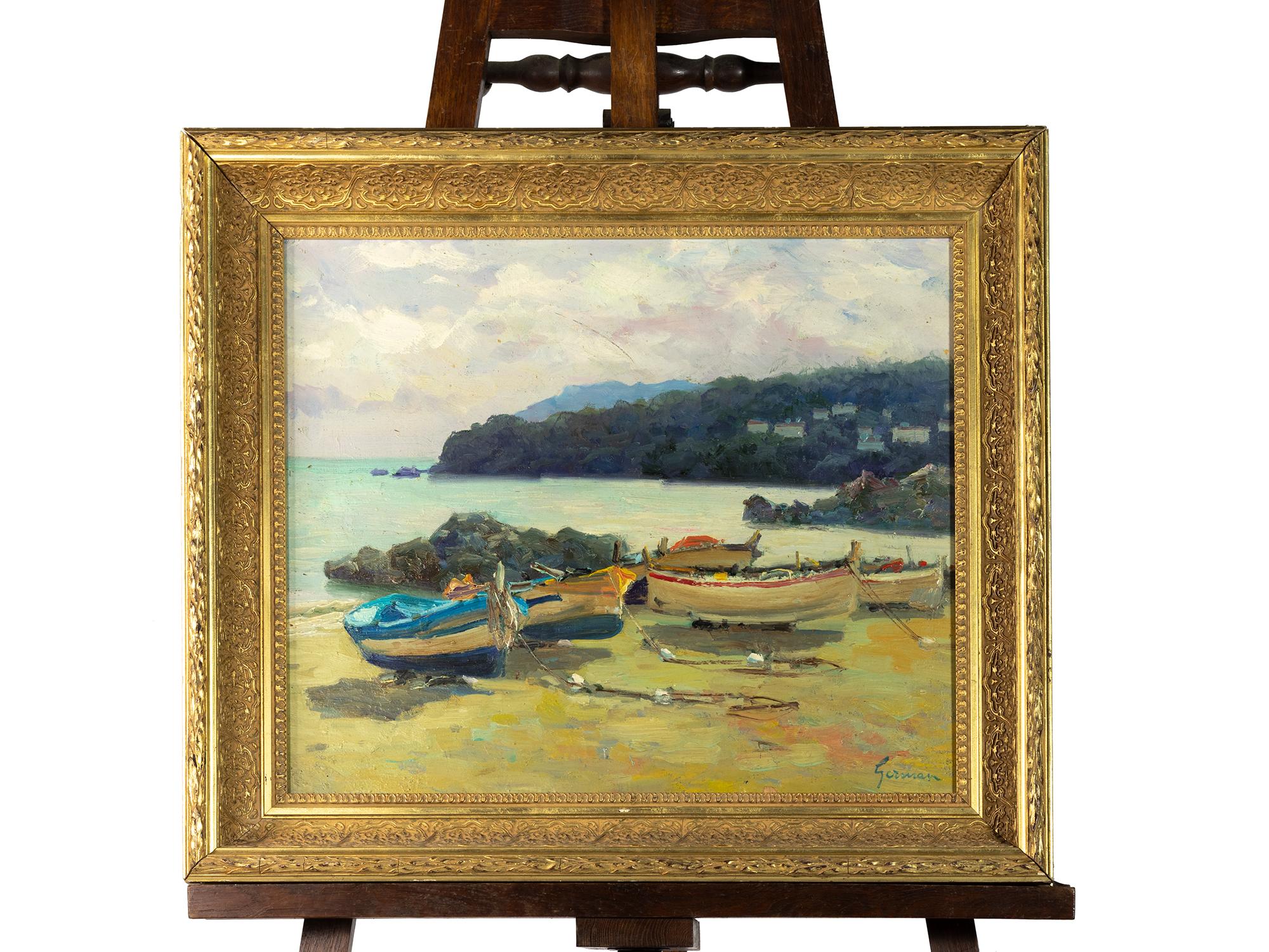 Una tranquila escena en la Francia costera, este cuadro de 1930 de Louis Germain capta el encanto intemporal de la Costa Azul. 
En primer plano, las barcas de pesca descansan sobre la arena, sus cascos erosionados reflejan el ritmo de una vida