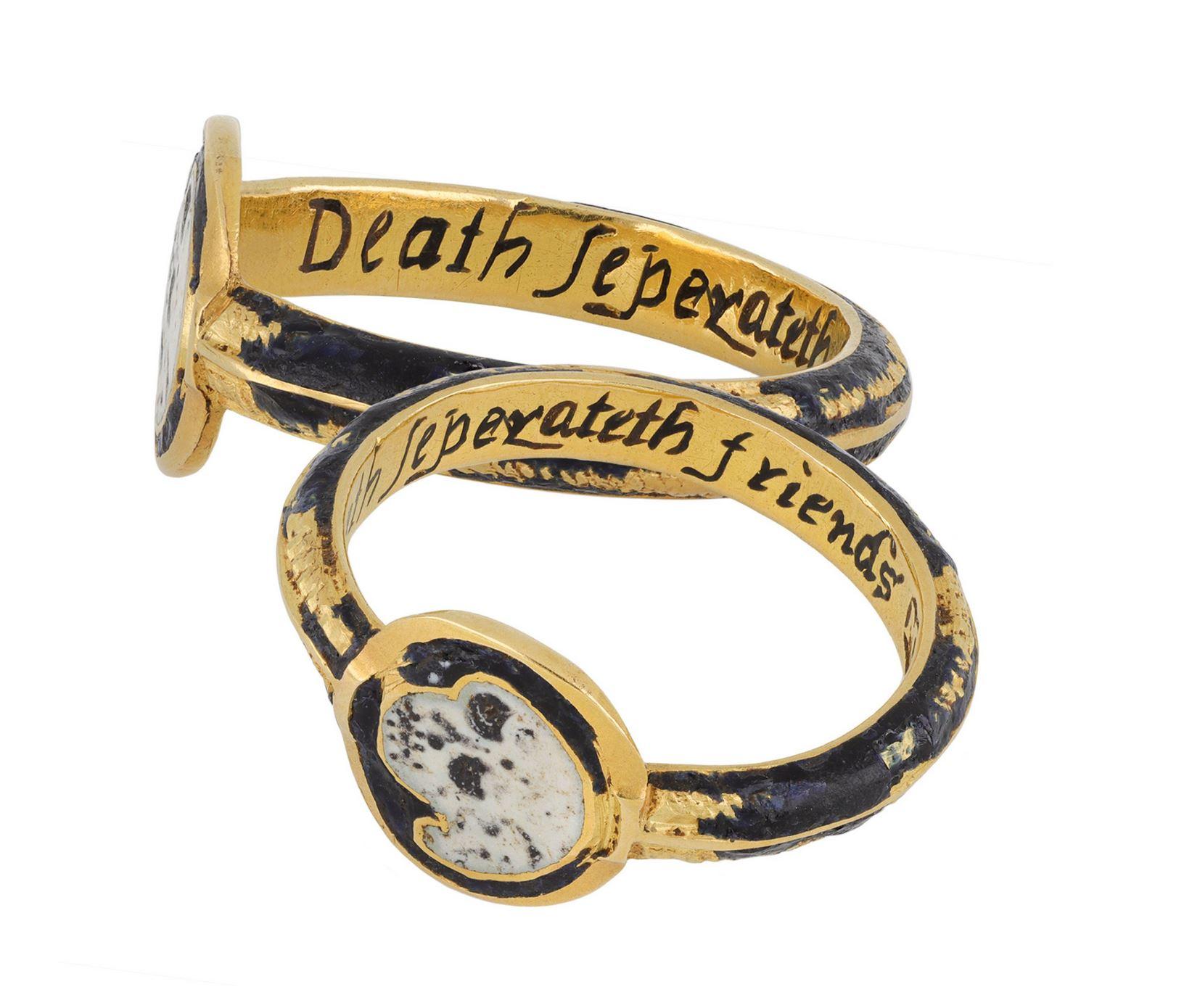 Anillo de calavera postmedieval de esmalte. Anillo de oro compuesto por una placa circular plana con una calavera esmaltada en blanco y negro, que conduce a unos hombros redondeados que desembocan directamente en una caña maciza en forma de D con un