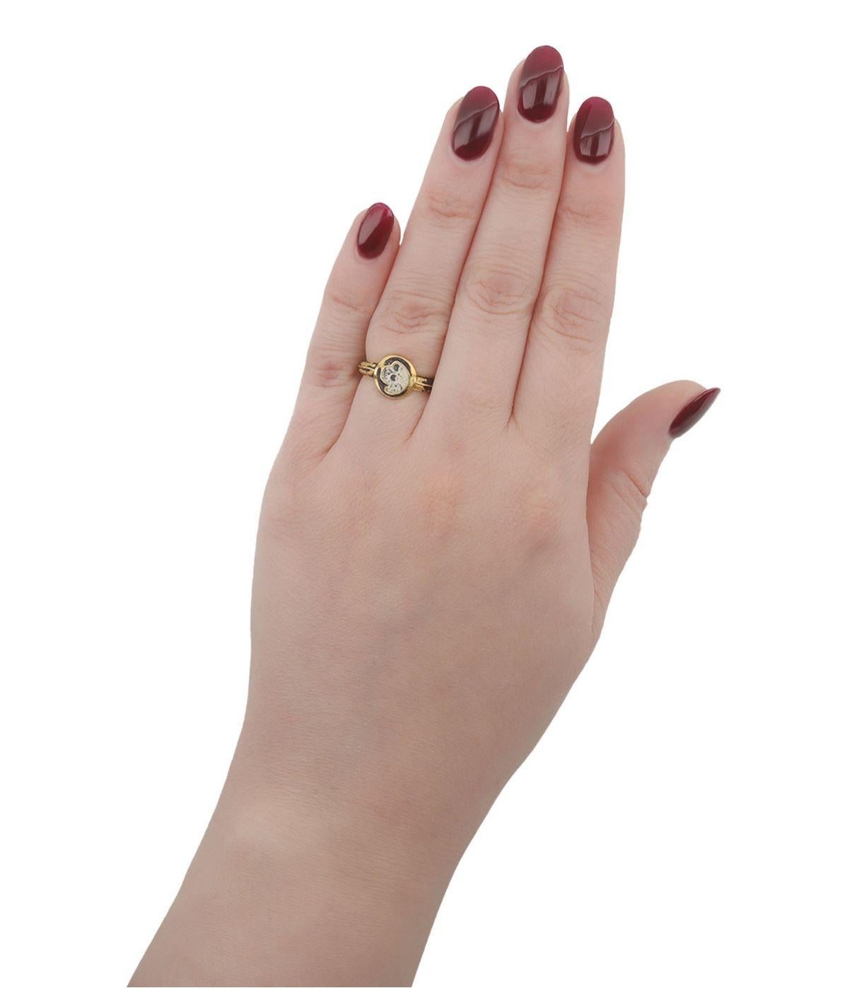 Anillo postmedieval de cráneo esmaltado, hacia el siglo XVII. en Bastante bueno estado para la venta en London, GB
