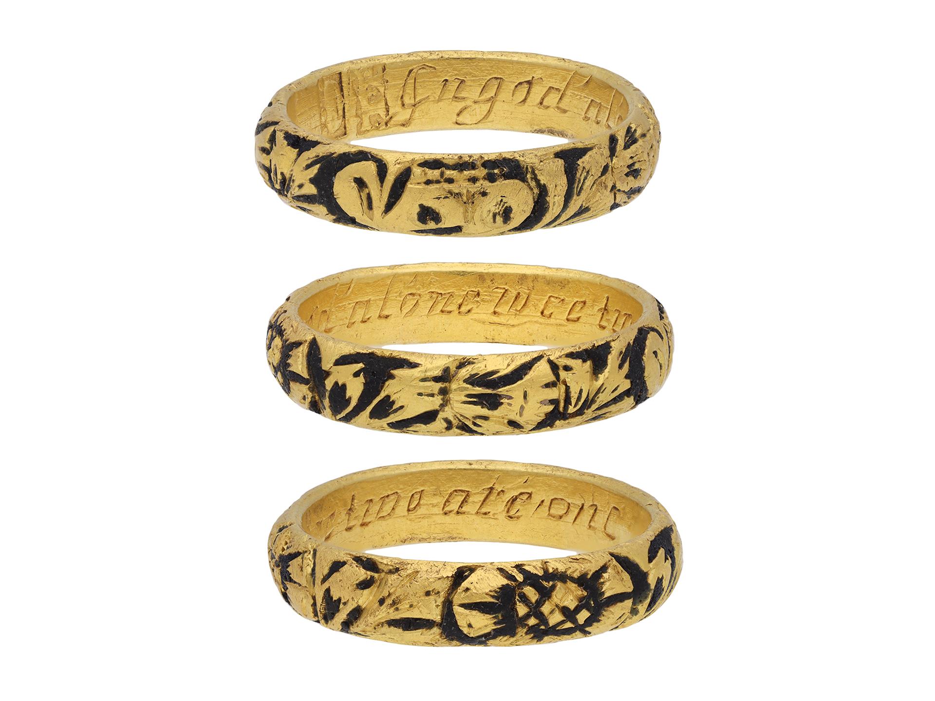 Post Medieval memento mori ring, 'in god alone we too are one' circa 18th c In Good Condition For Sale In London, GB