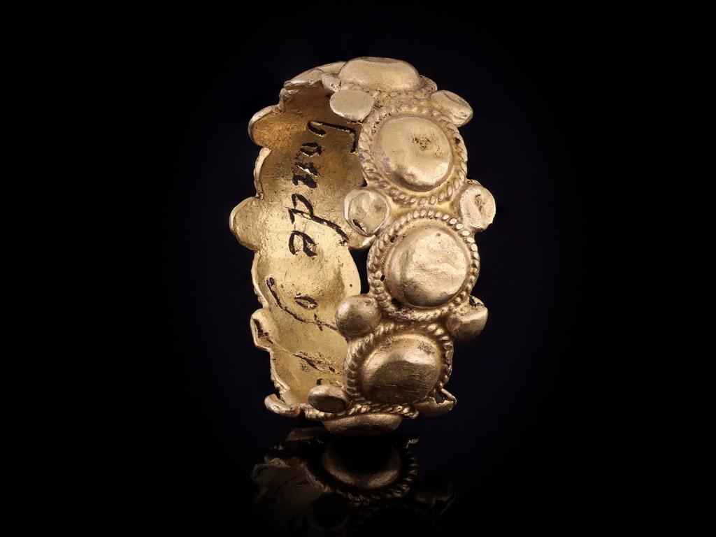 Post-Medieval posy ring 'loue is the bonde of peace', circa 1600-1650. For Sale 2