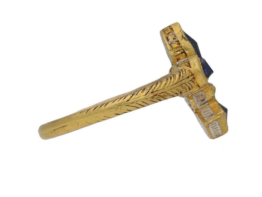 Anello post-medievale con zaffiro fleur-de-lis. Un anello impressionante ed estremamente raro, con incastonati due zaffiri naturali non valorizzati a forma di aquilone in montatura chiusa rubover con un peso complessivo di 0,50 carati, due zaffiri