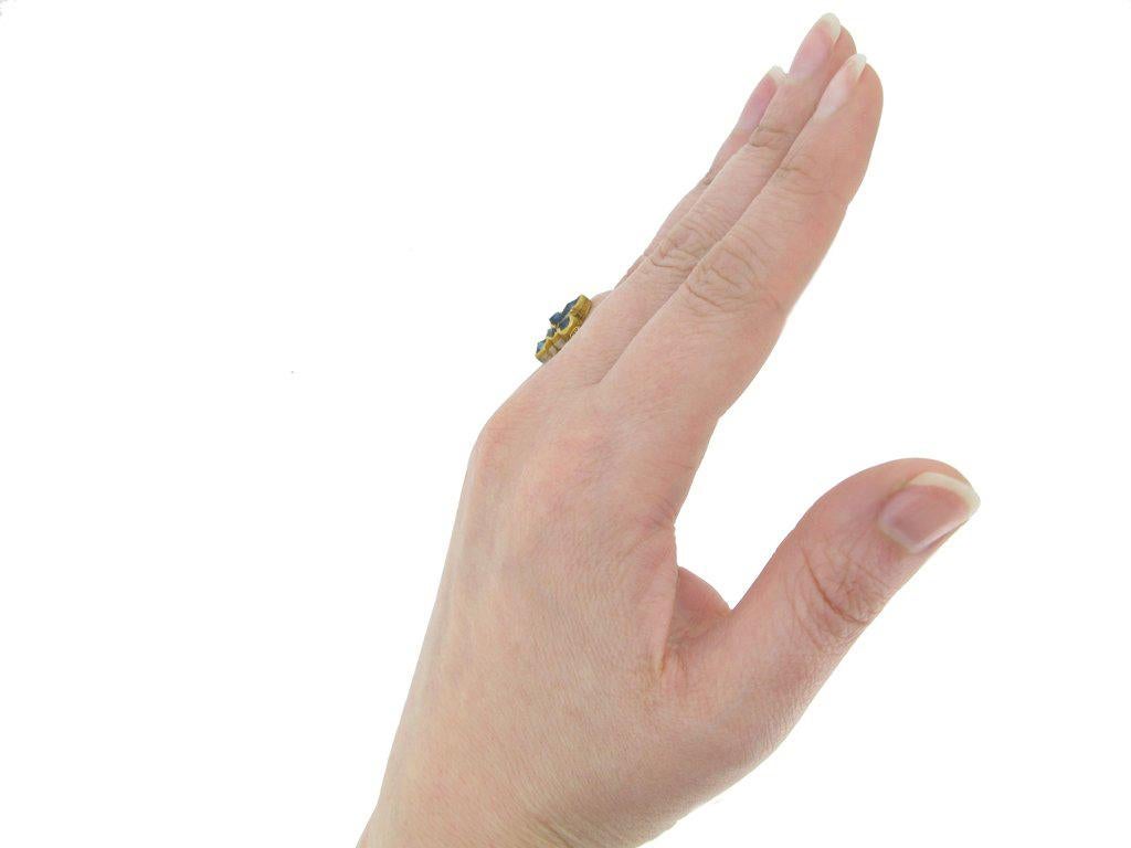 Anello post-medievale con fiore di zaffiro in oro, circa 16° secolo in vendita 1