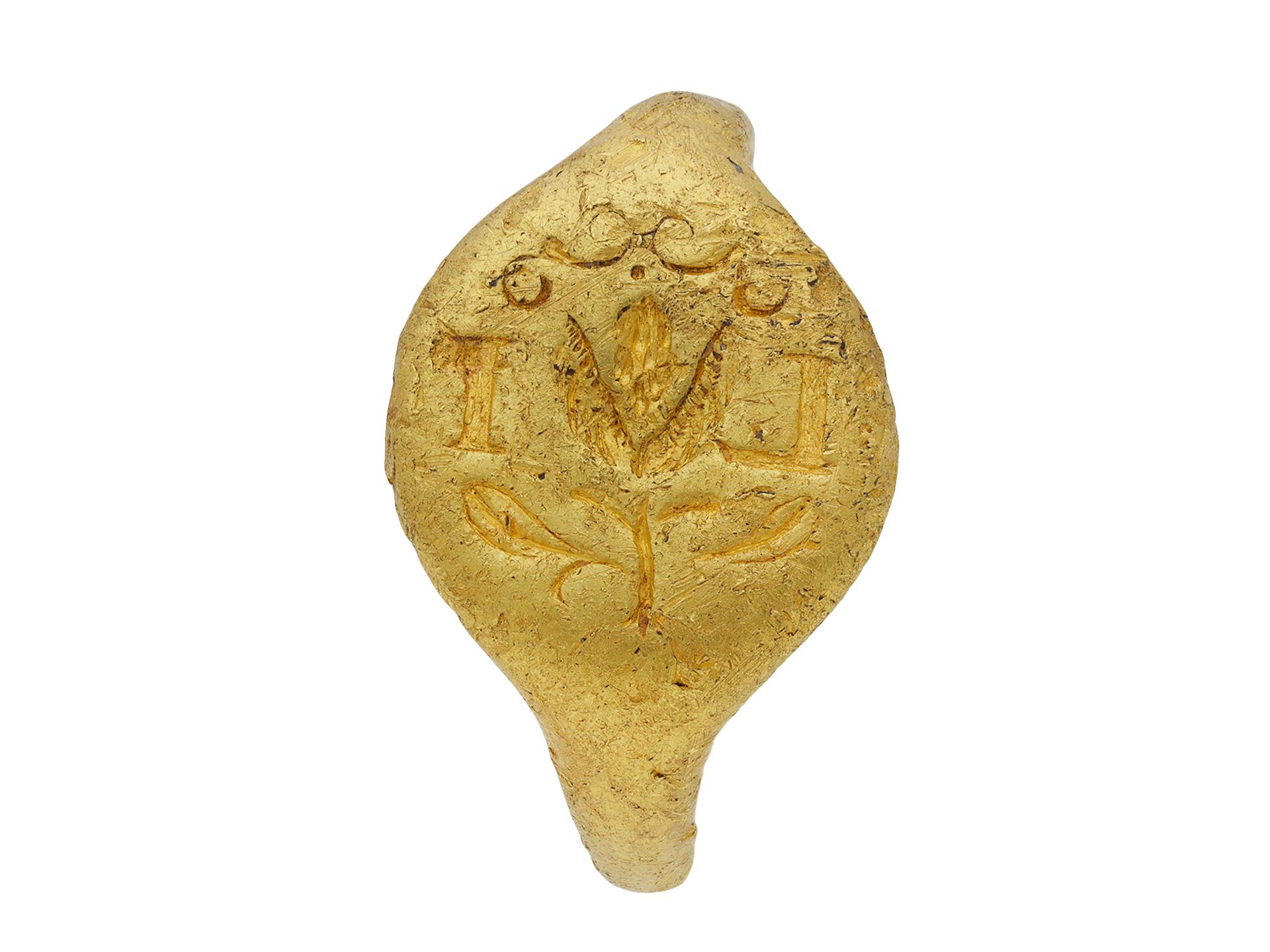 Postmittelalterlicher Siegelring. Sie besteht aus einer ovalen Plakette mit dem fein gravierten Bild einer Distel mit Stängel und Blättern, den rückseitig eingravierten Initialen 