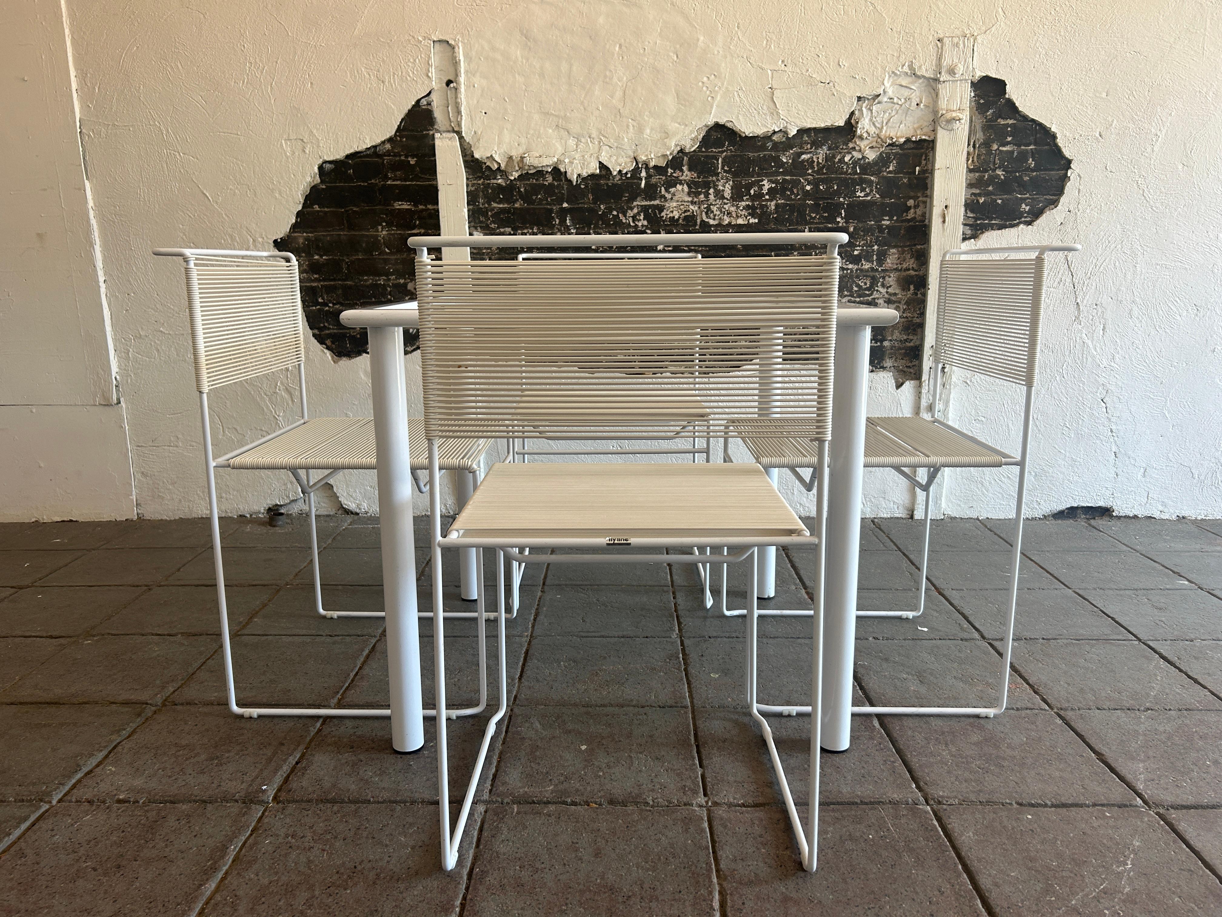 Magnificent 1970s original Spaghetti chairs and matching square table with grid glass set in all white by Giandomenico Belotti. Manufacturer is Fly Line by CMP Padova. Made in Italy. Rare full set in white lacquered steel. Gorgeous Minimalist