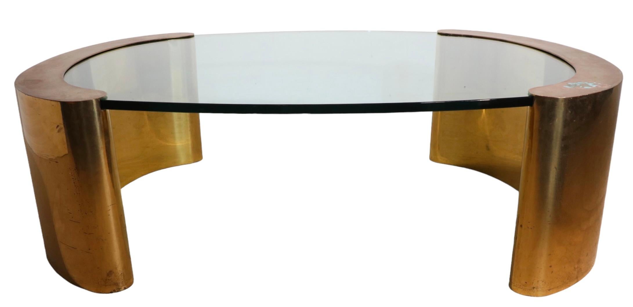 Table basse post-moderne en verre et laiton des années 1970 dans le style de Springer en vente 12