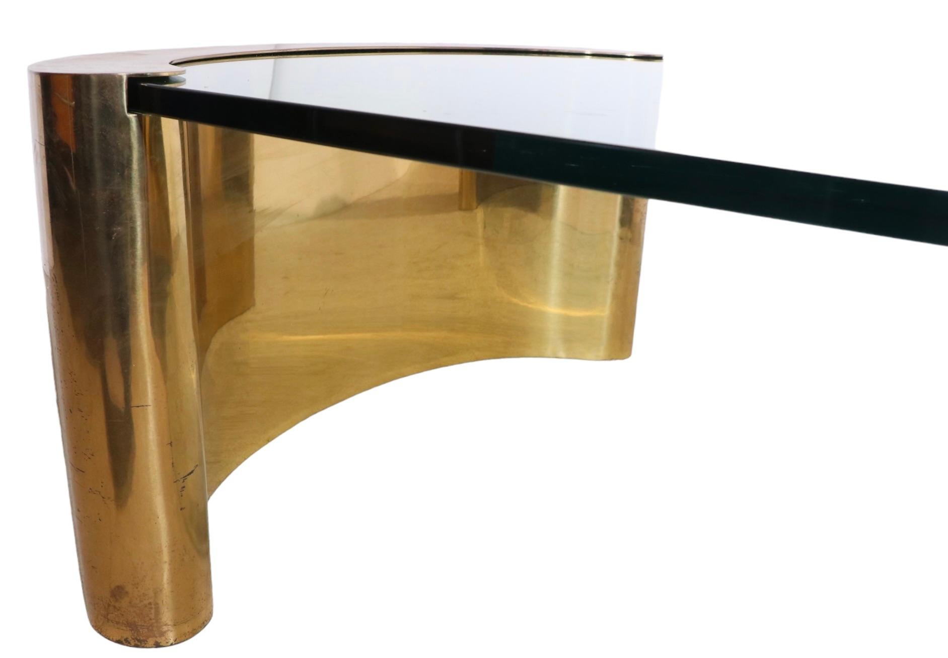 Postmoderne Table basse post-moderne en verre et laiton des années 1970 dans le style de Springer en vente