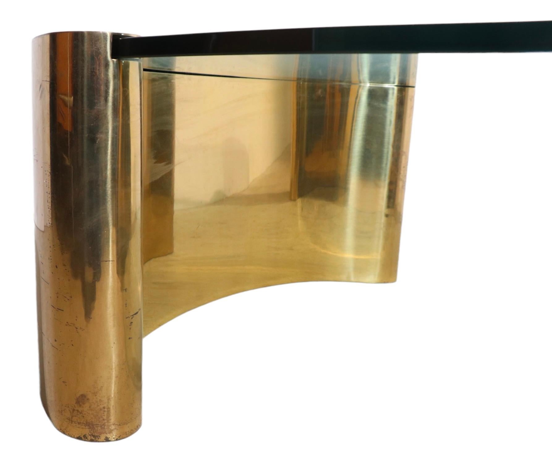 Post Modern 1970's Glas und Messing Couchtisch in der Art von Springer im Zustand „Gut“ im Angebot in New York, NY