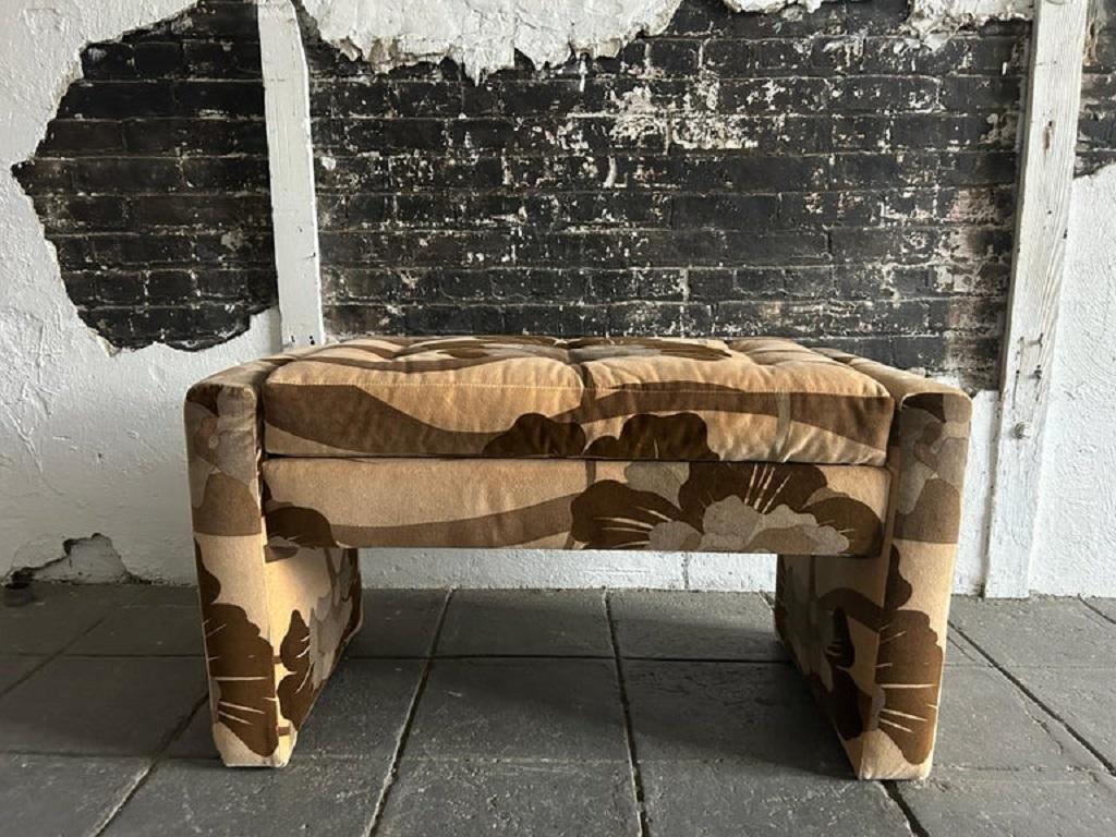 Panchina post-moderna degli anni '70 imbottita di fiori marrone e marrone nello Style Upholstering di Milo Baughman. Bellissima tappezzeria floreale in velluto in ottime condizioni nello stile di Jack Lenor Larsen. Pronto all'uso. Loacated a