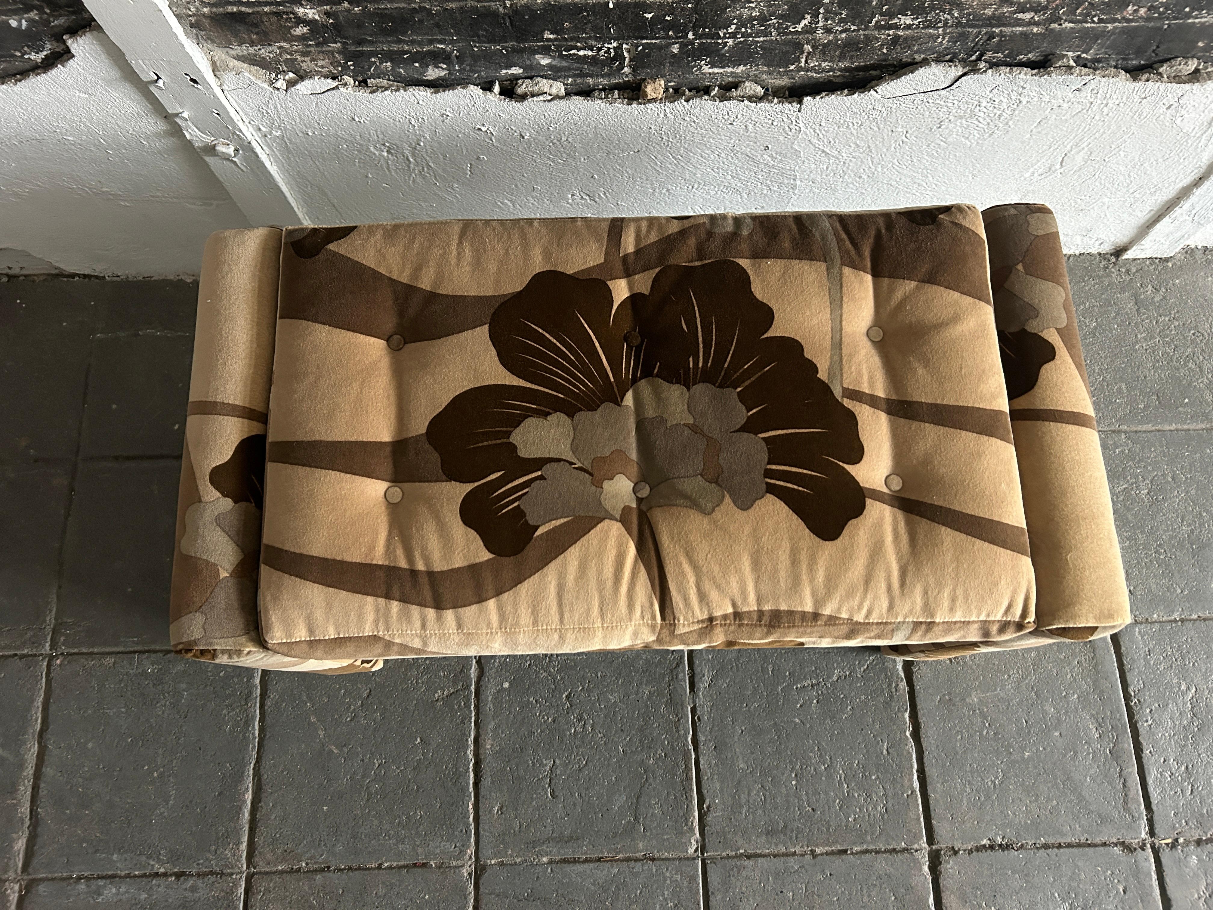 Post Modern 1970s Tan Brown Floral Parsons Bench Milo Baughman Style In Good Condition For Sale In BROOKLYN, NY