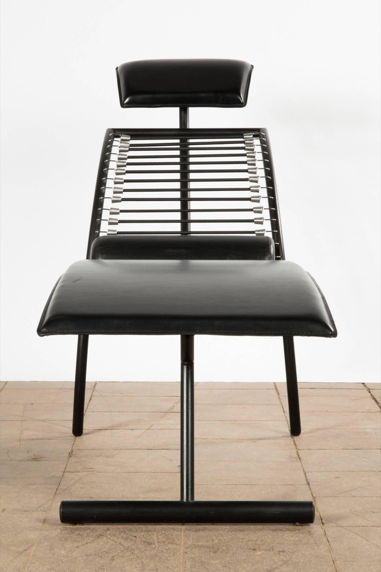 Postmoderner Chaiselongue-Sessel italienisches Design, um 1980, geschwungene Konstruktion aus schwarz lackiertem Metall und schwarzer Lederpolsterung.