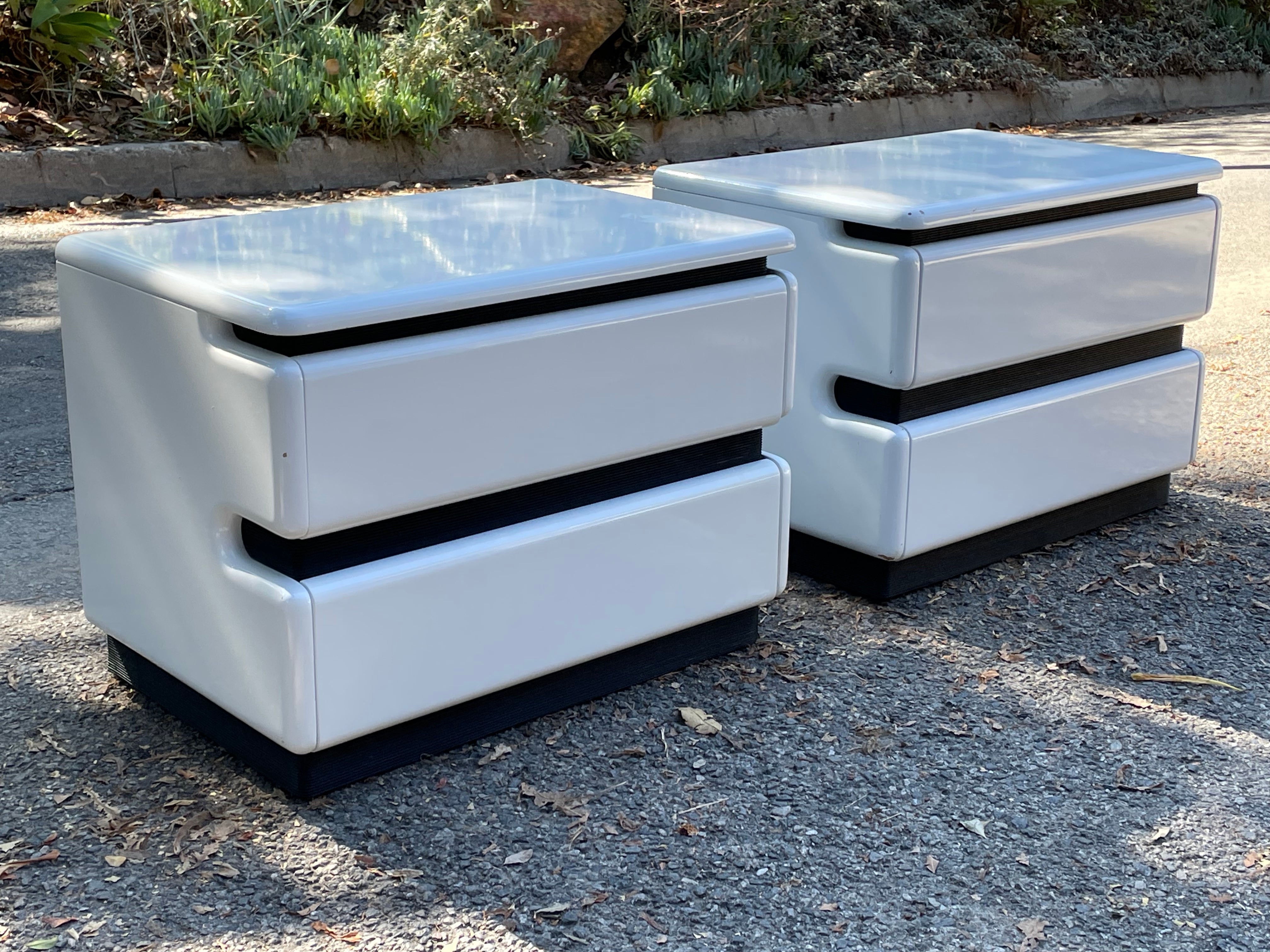 Canadian Post-Modern 1980s Lacquered White Nightstands by Roger Rougier