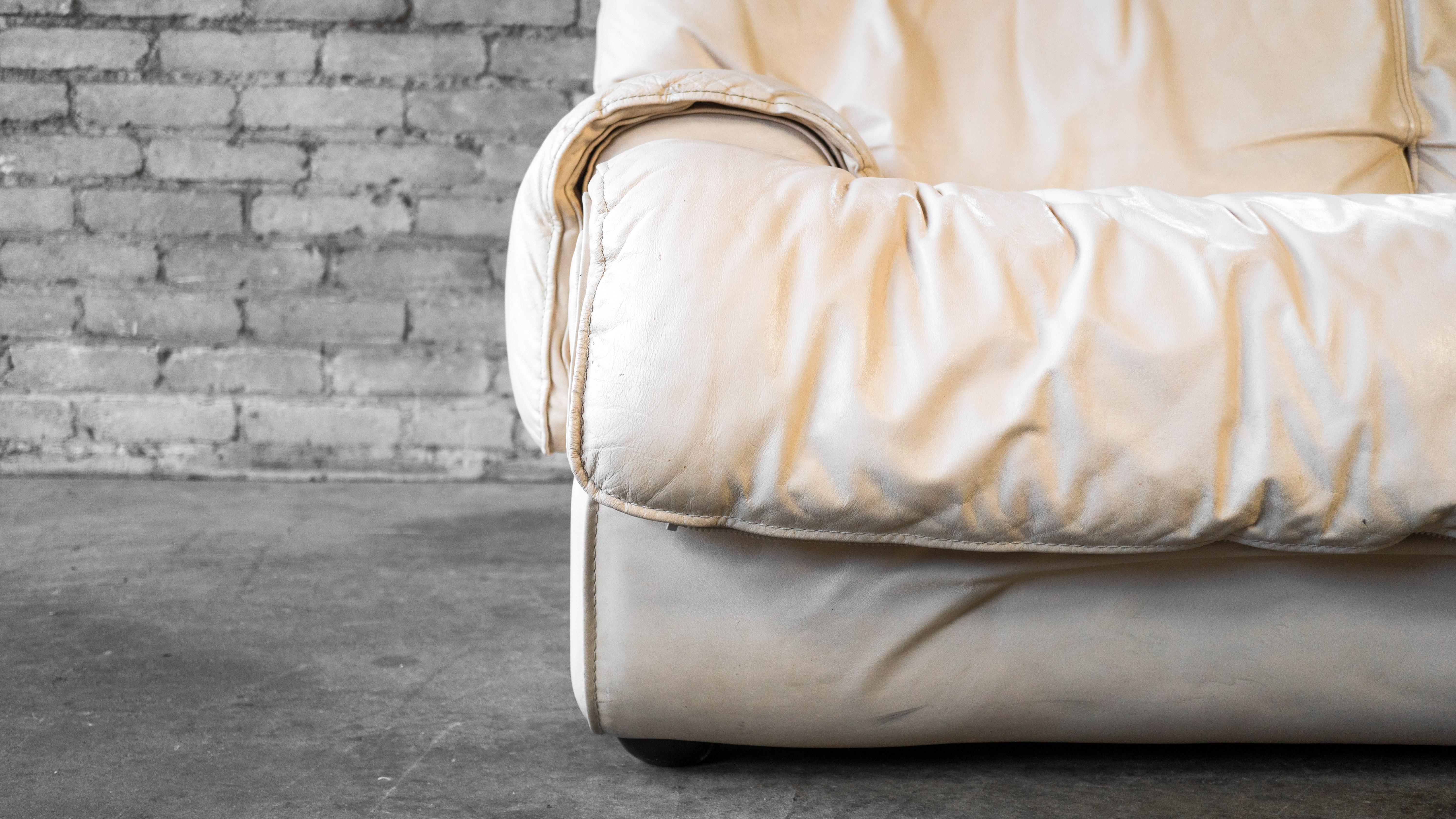 Late 20th Century Post-Modern 1980s Roche Bobois Cream Leather Loveseat For Sale