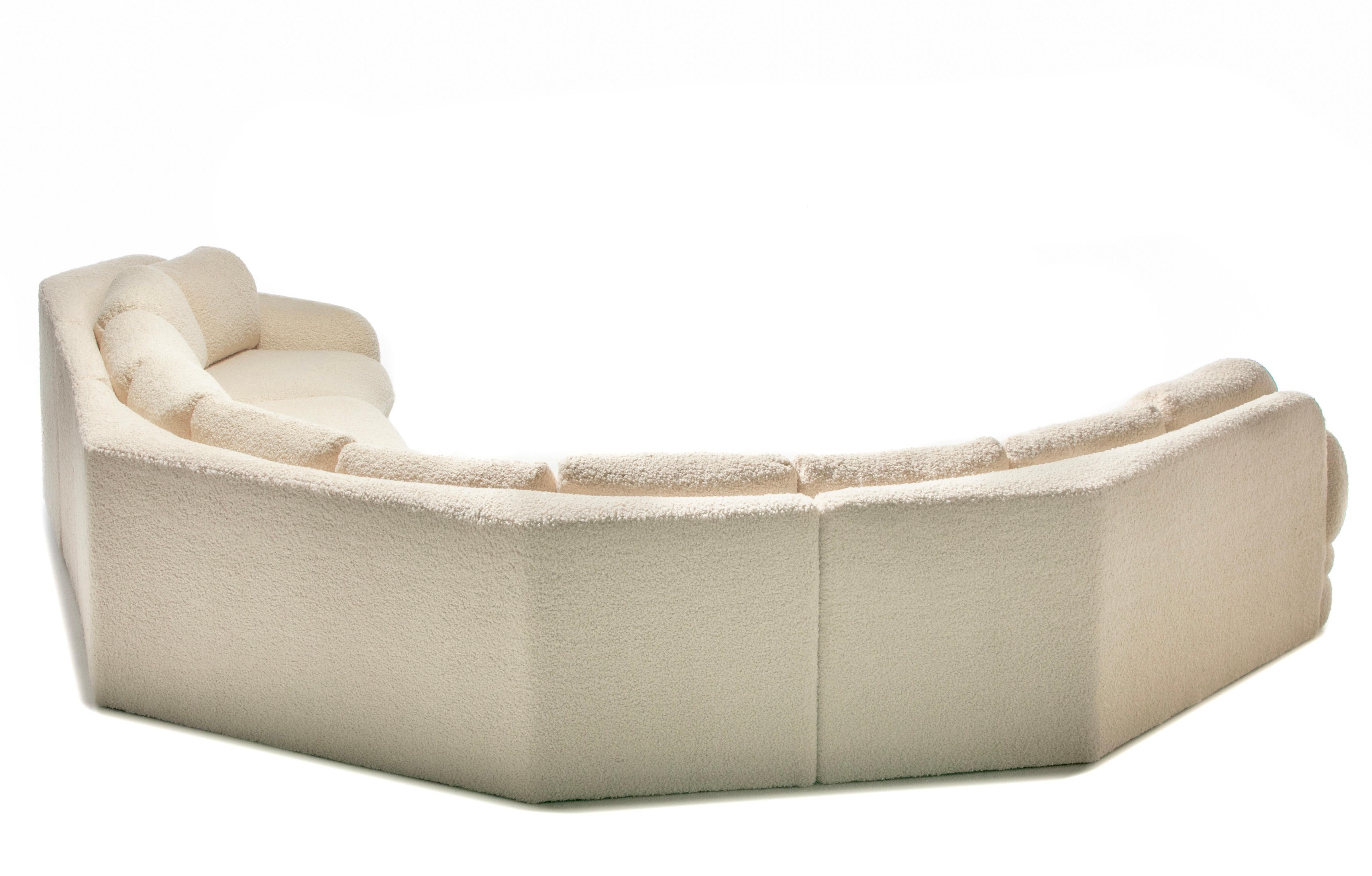 Sofá seccional Post Modern 1990s Preview en Bouclé blanco marfil afelpado en venta 3