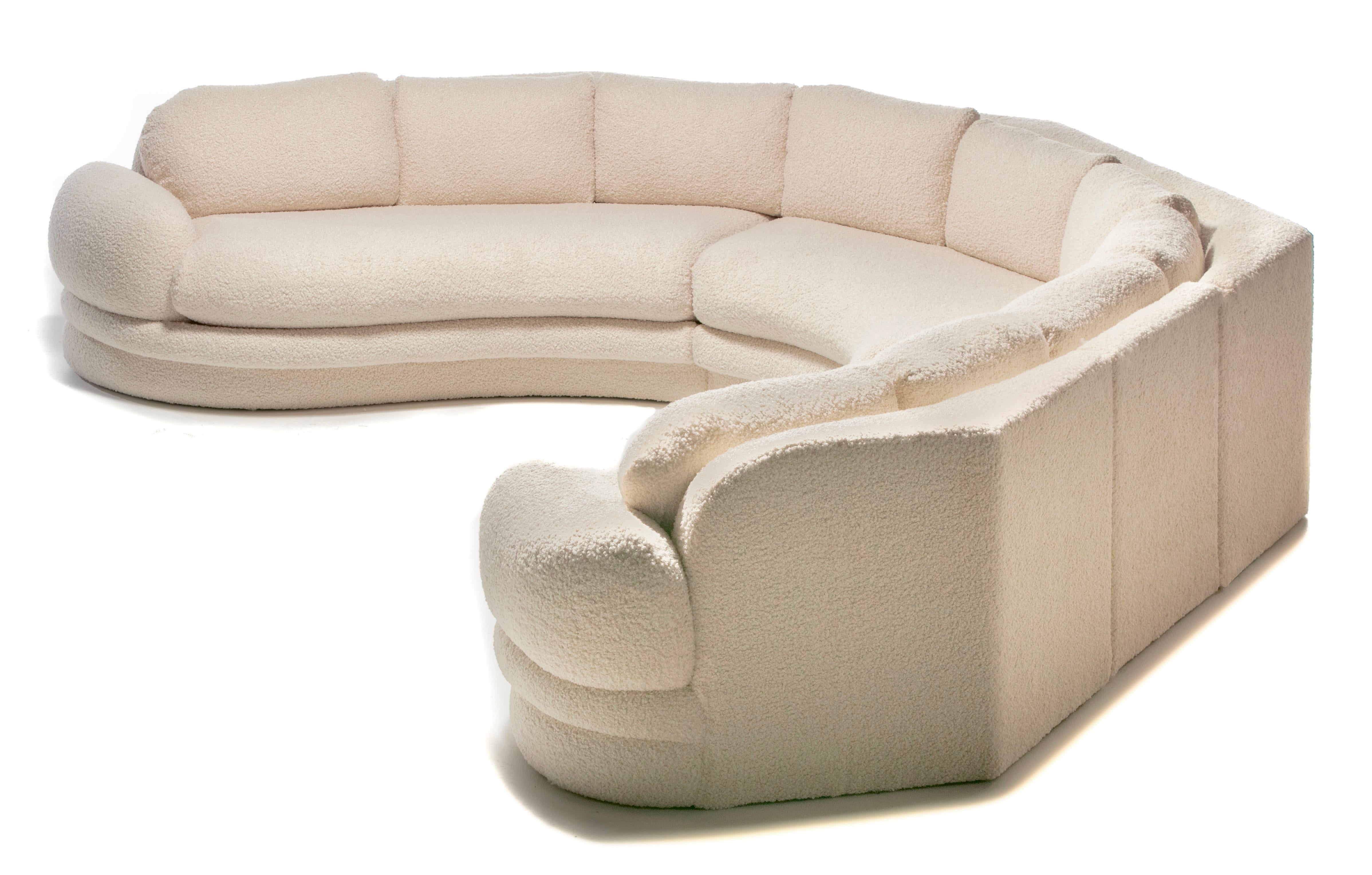 Sofá seccional Post Modern 1990s Preview en Bouclé blanco marfil afelpado en venta 1