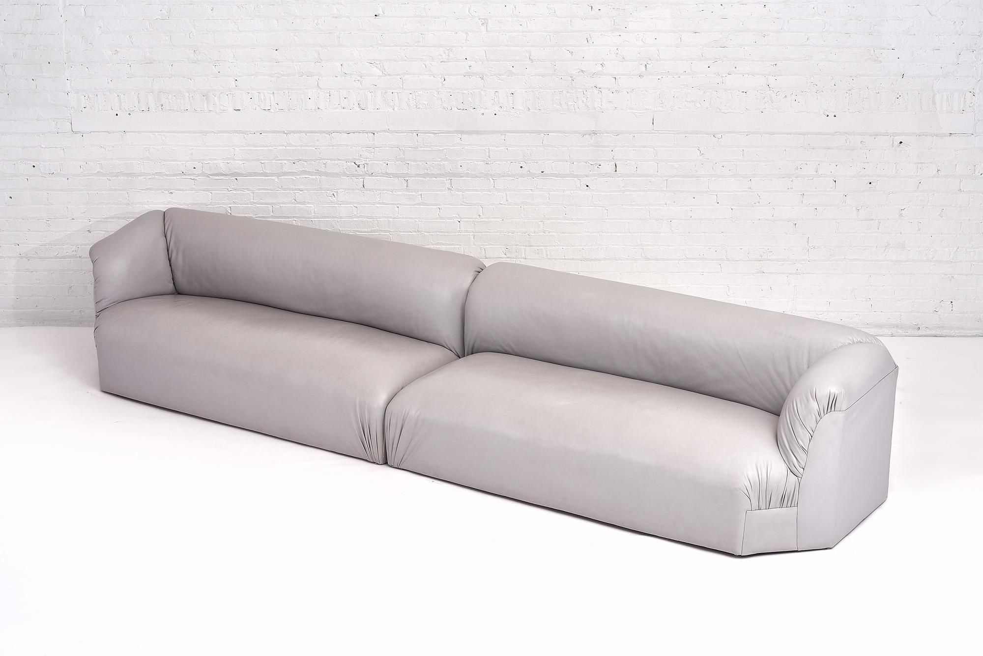 Postmoderne 2-teilige Sofas aus grauem Leder (amerikanisch) im Angebot