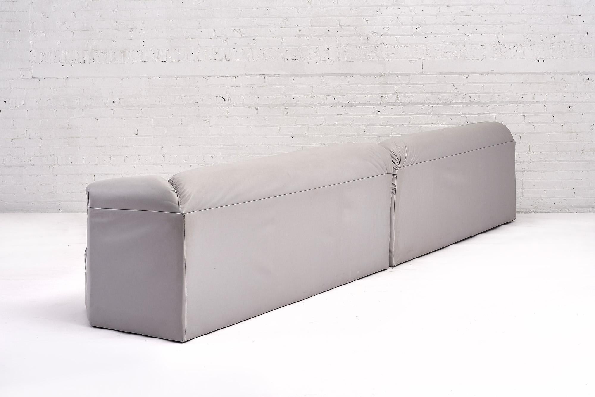 Postmoderne 2-teilige Sofas aus grauem Leder im Zustand „Gut“ im Angebot in Chicago, IL