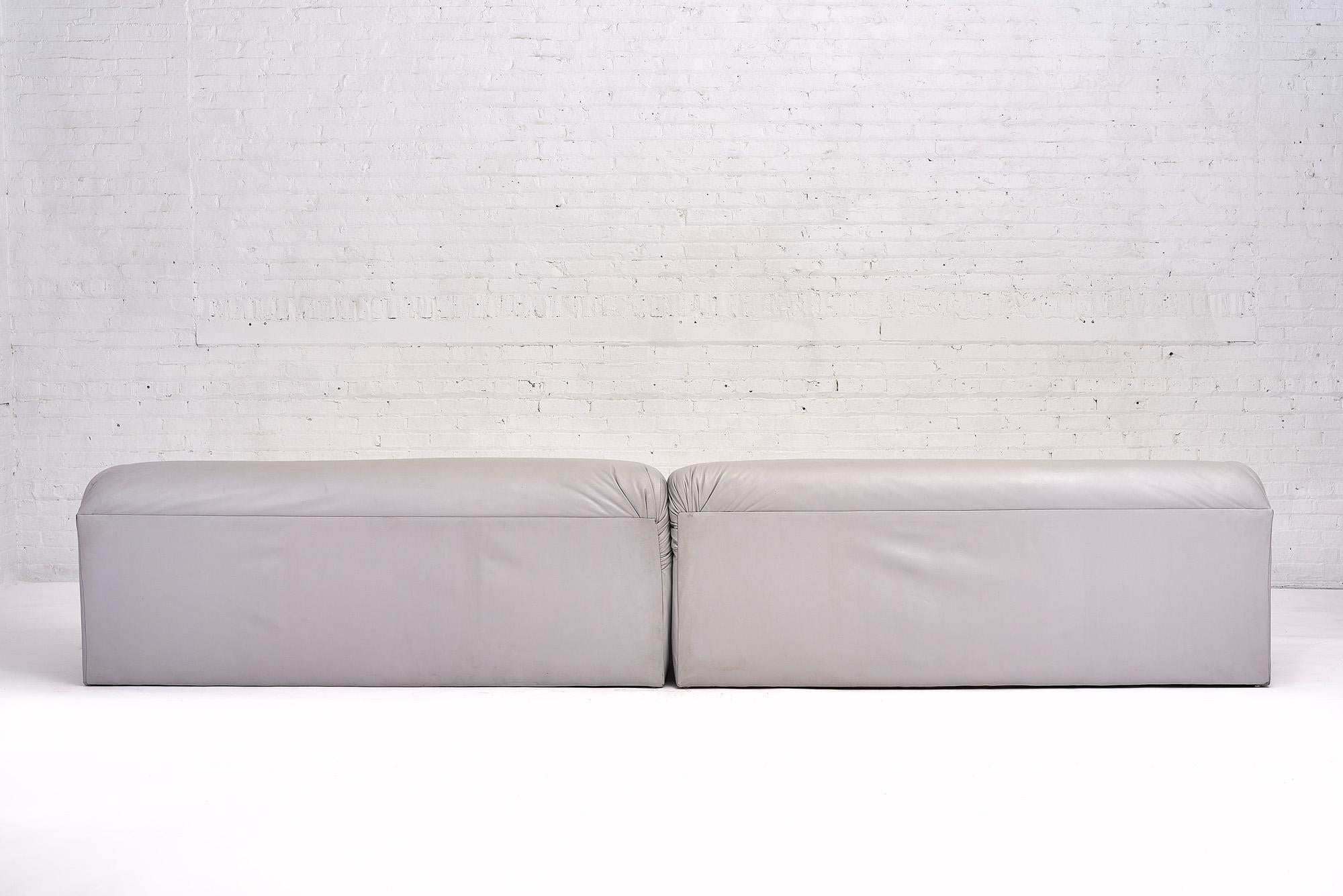 Postmoderne 2-teilige Sofas aus grauem Leder (Ende des 20. Jahrhunderts) im Angebot