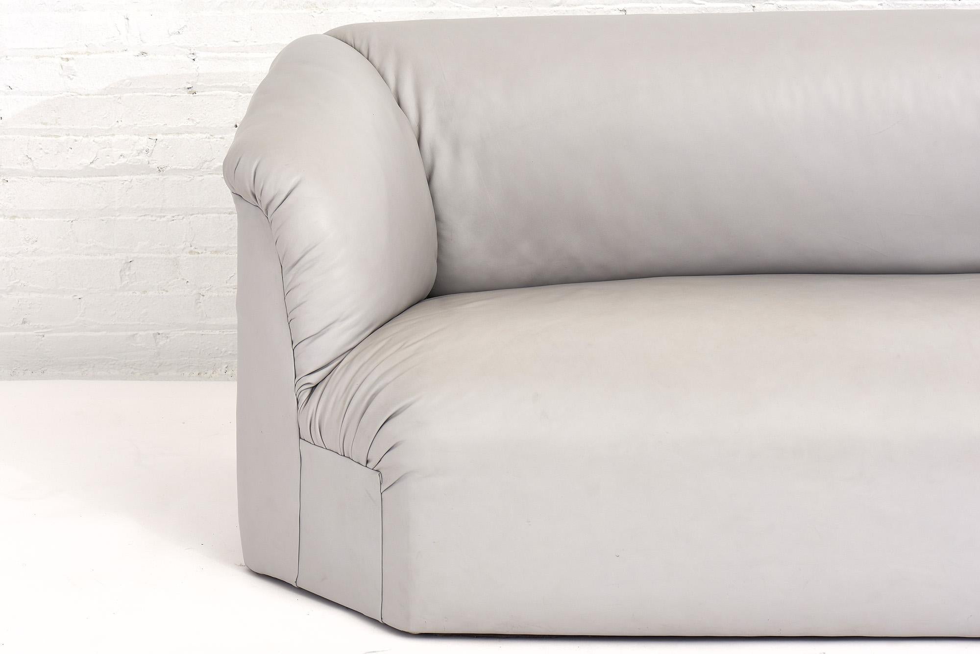Postmoderne 2-teilige Sofas aus grauem Leder im Angebot 1