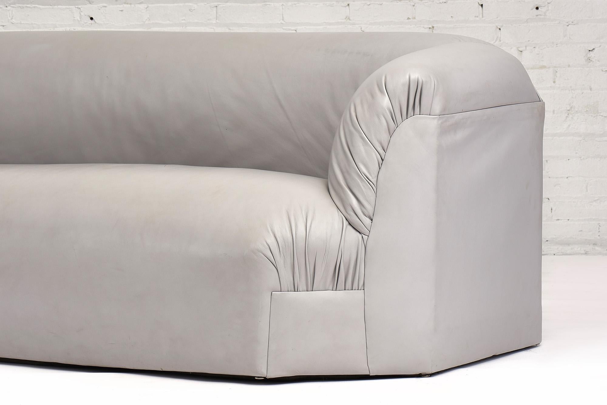 Postmoderne 2-teilige Sofas aus grauem Leder im Angebot 2
