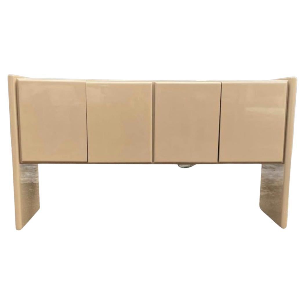 Post modern 4 door credenza taupe Lacquer Gloss finish by Milo Baughman  For Sale