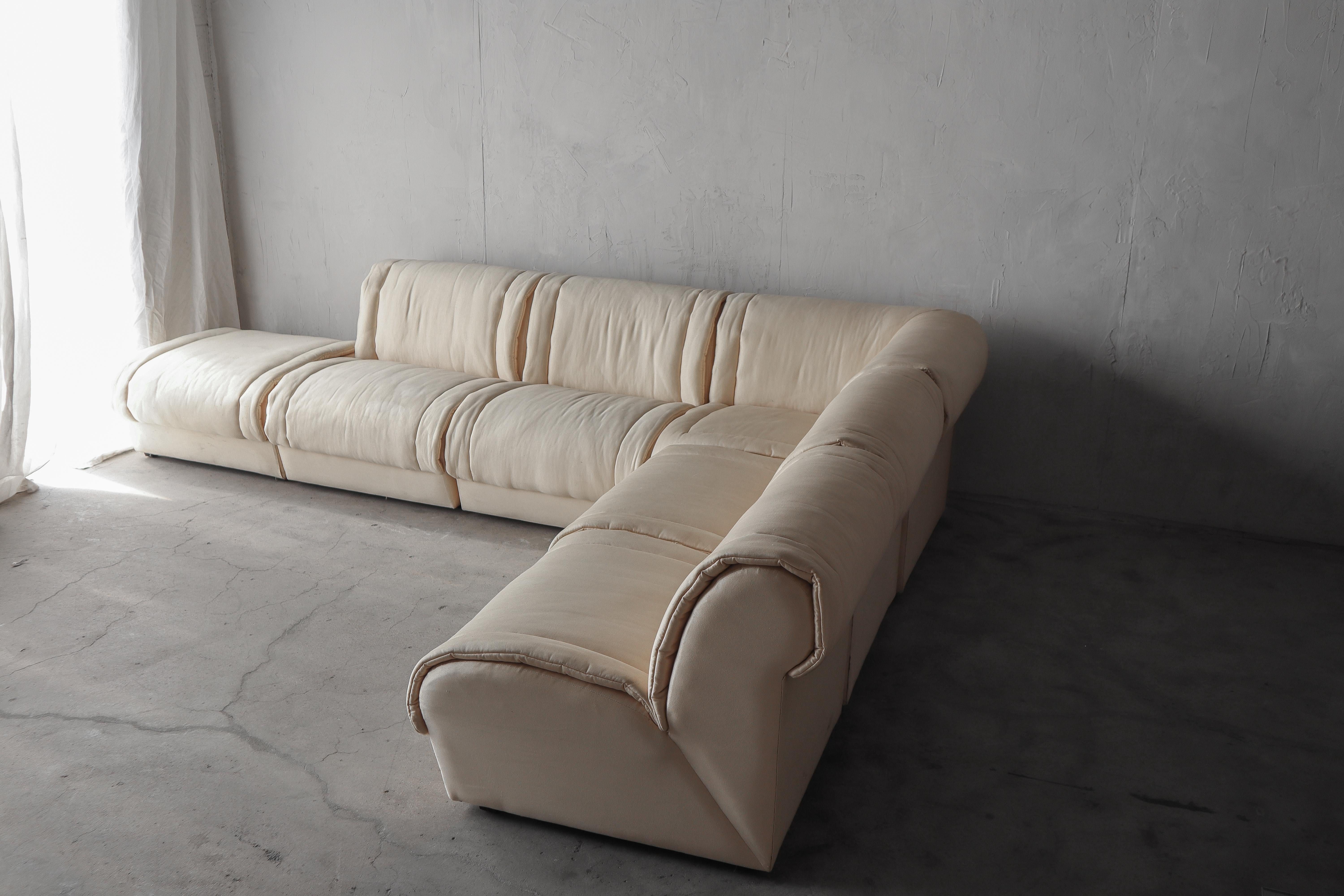 Tolles 6-teiliges modulares Post Modern Sektionssofa, das Rolf Benz zugeschrieben wird. Ein wunderschönes Sofa, das einen großen Eindruck hinterlässt.

Das Sofa wird so verkauft, wie es gefunden wurde. Es muss neu gepolstert werden, aber der