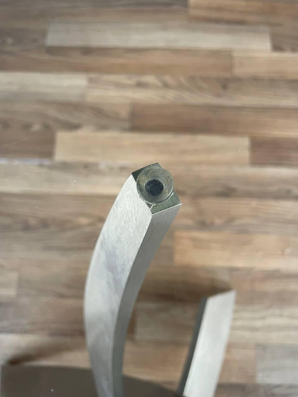 Fin du XIXe siècle Table d'appoint abstraite en acier et verre post-moderne de Carl Muller en vente