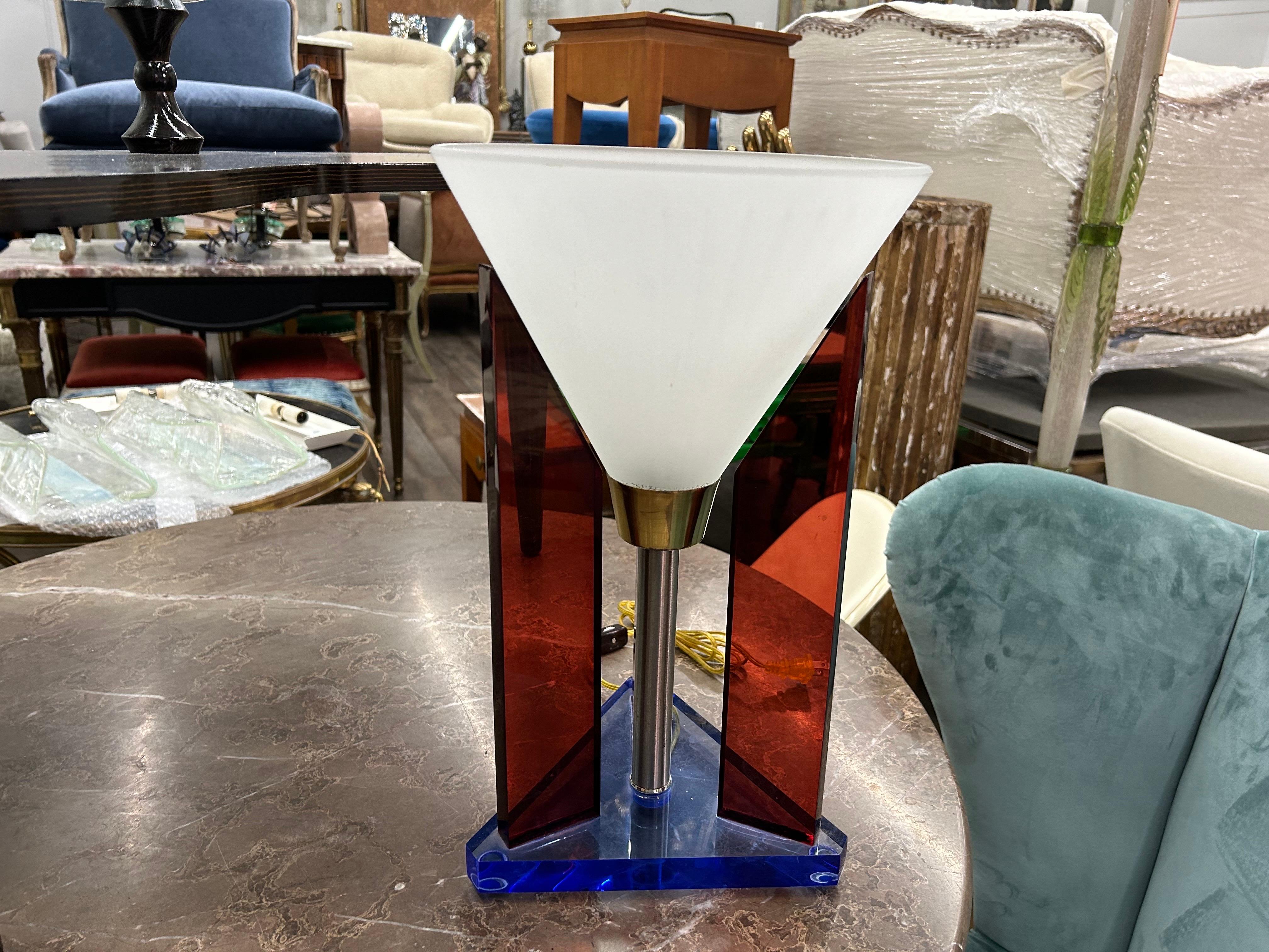 Postmoderne Lampe aus Acryl und Glas (Moderne der Mitte des Jahrhunderts) im Angebot