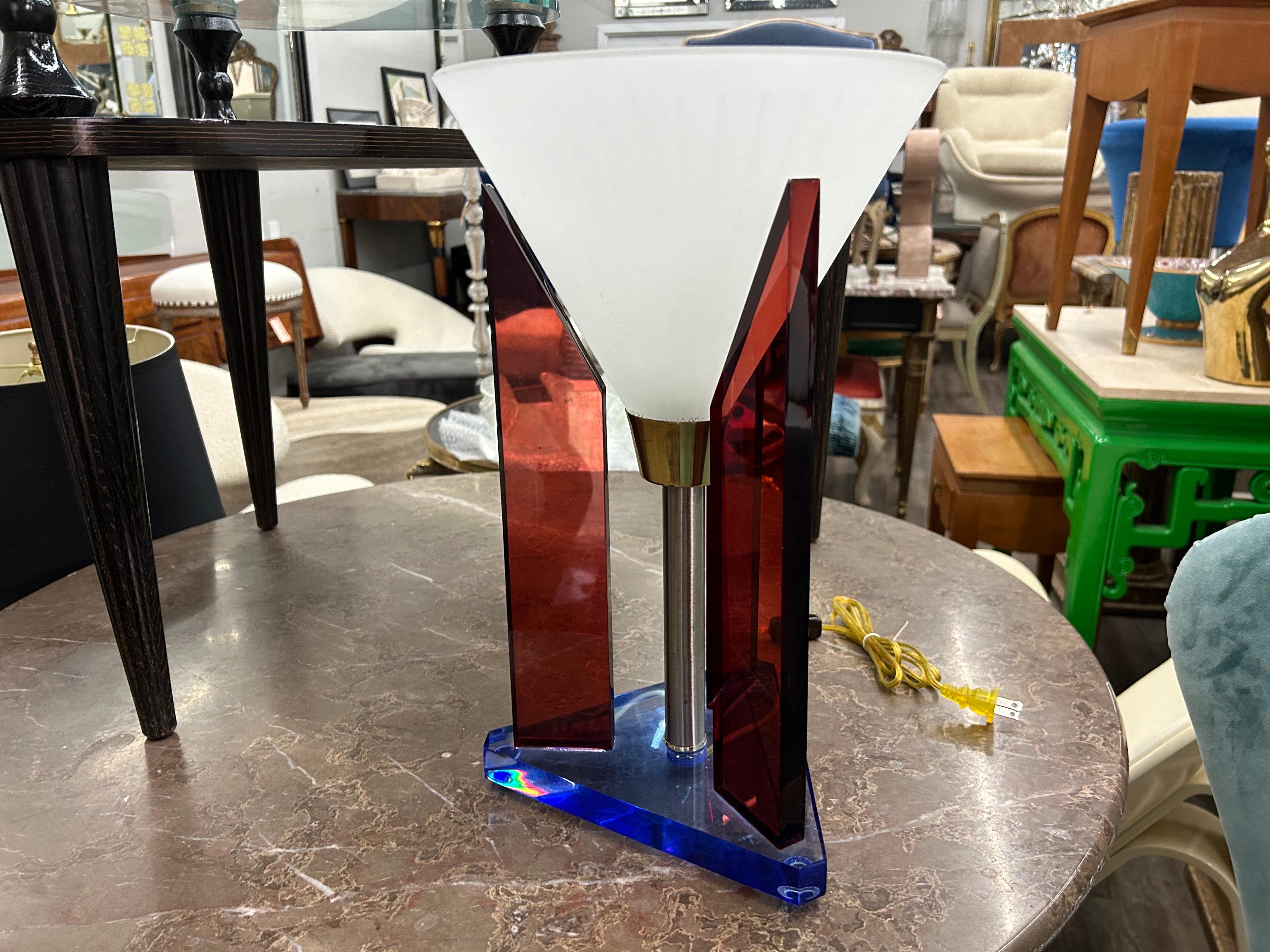 Postmoderne Lampe aus Acryl und Glas im Zustand „Gut“ im Angebot in Houston, TX