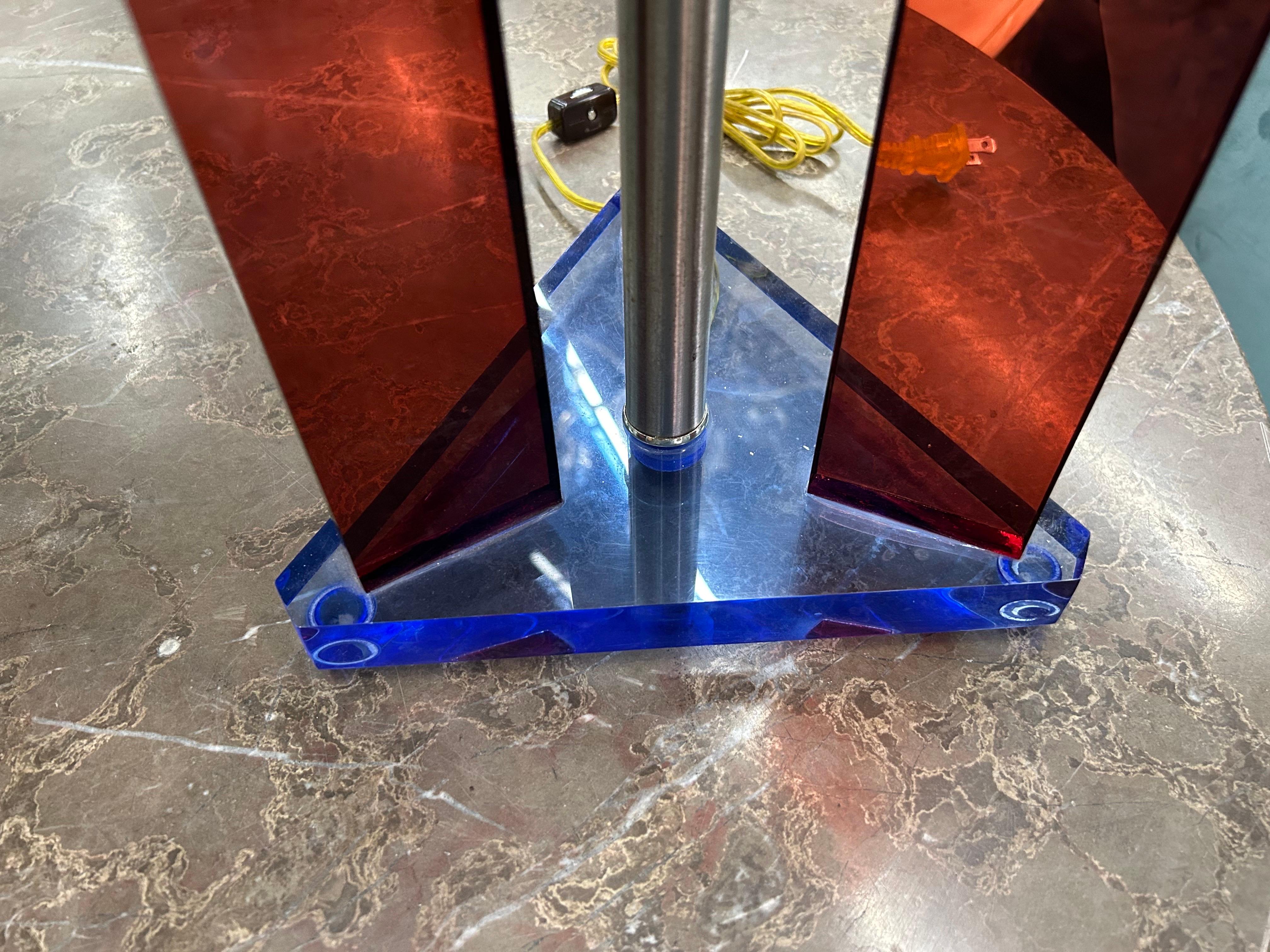 Postmoderne Lampe aus Acryl und Glas im Angebot 1