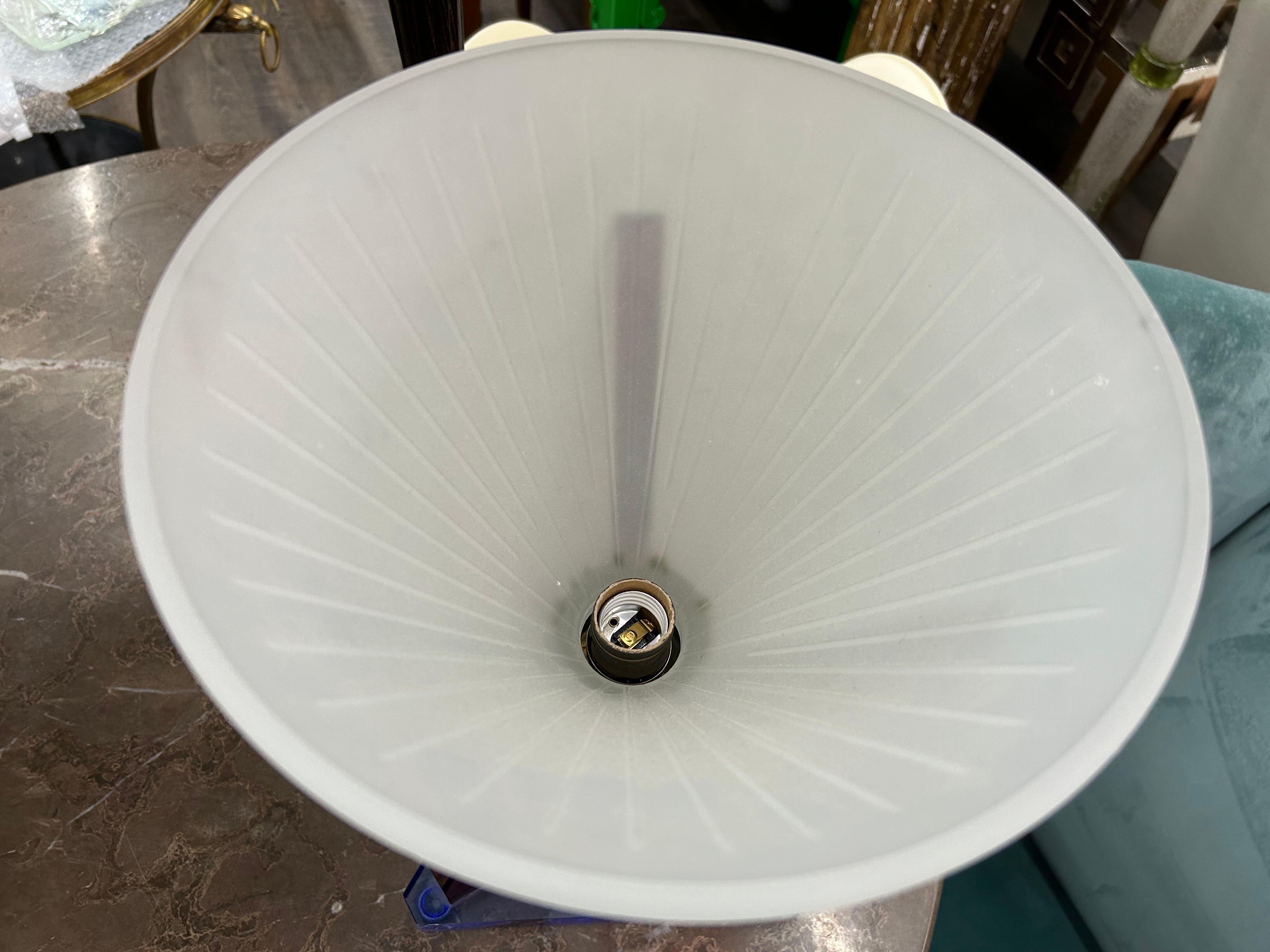 Postmoderne Lampe aus Acryl und Glas im Angebot 3