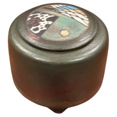Recipiente o caja con tapa de cerámica de rakú de estudio posmoderno americano, hacia la década de 1980
