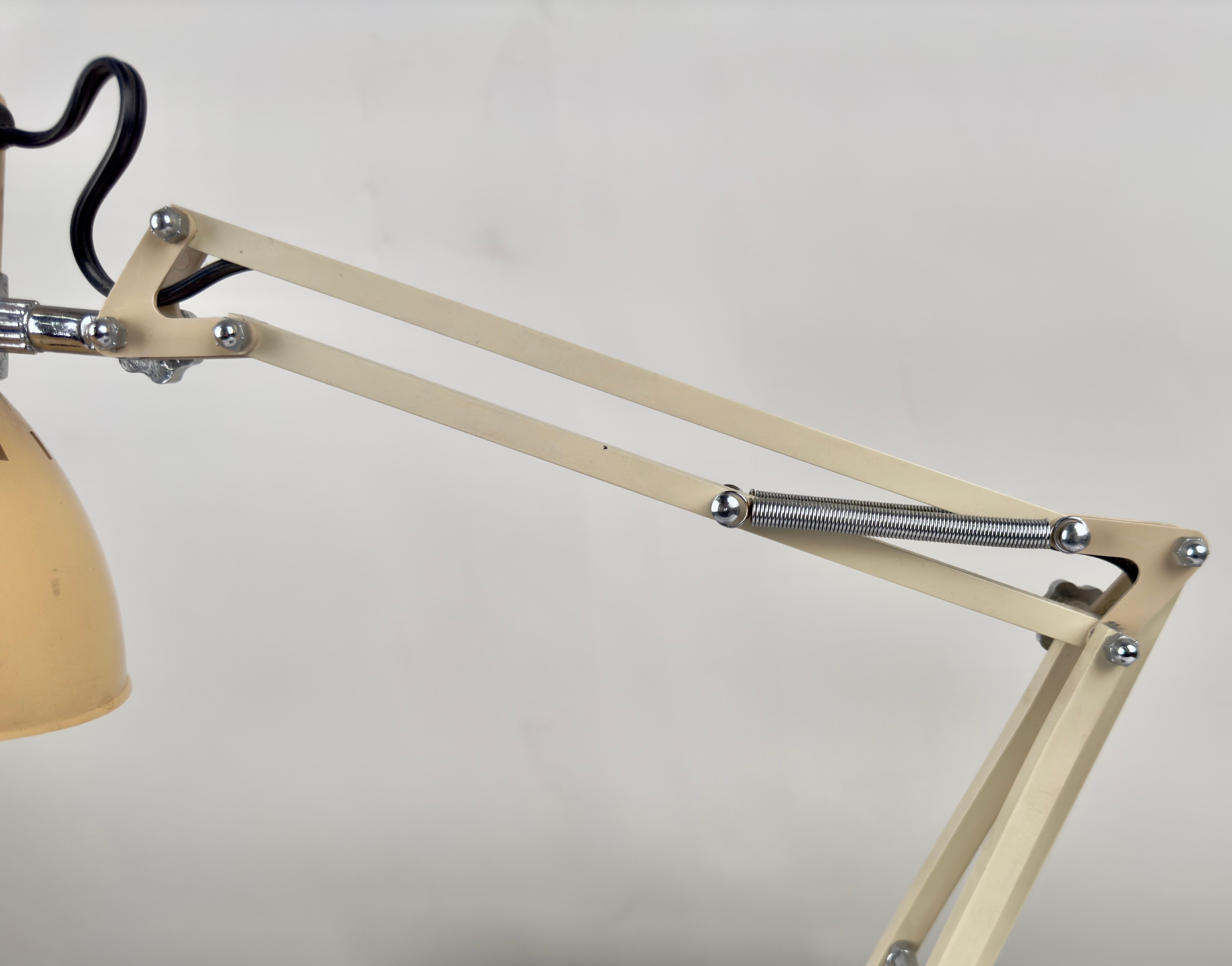 Post- Modern Architects Drafting Desk Lamp in Tan by Electrix, Inc In Good Condition For Sale In Plainview, NY