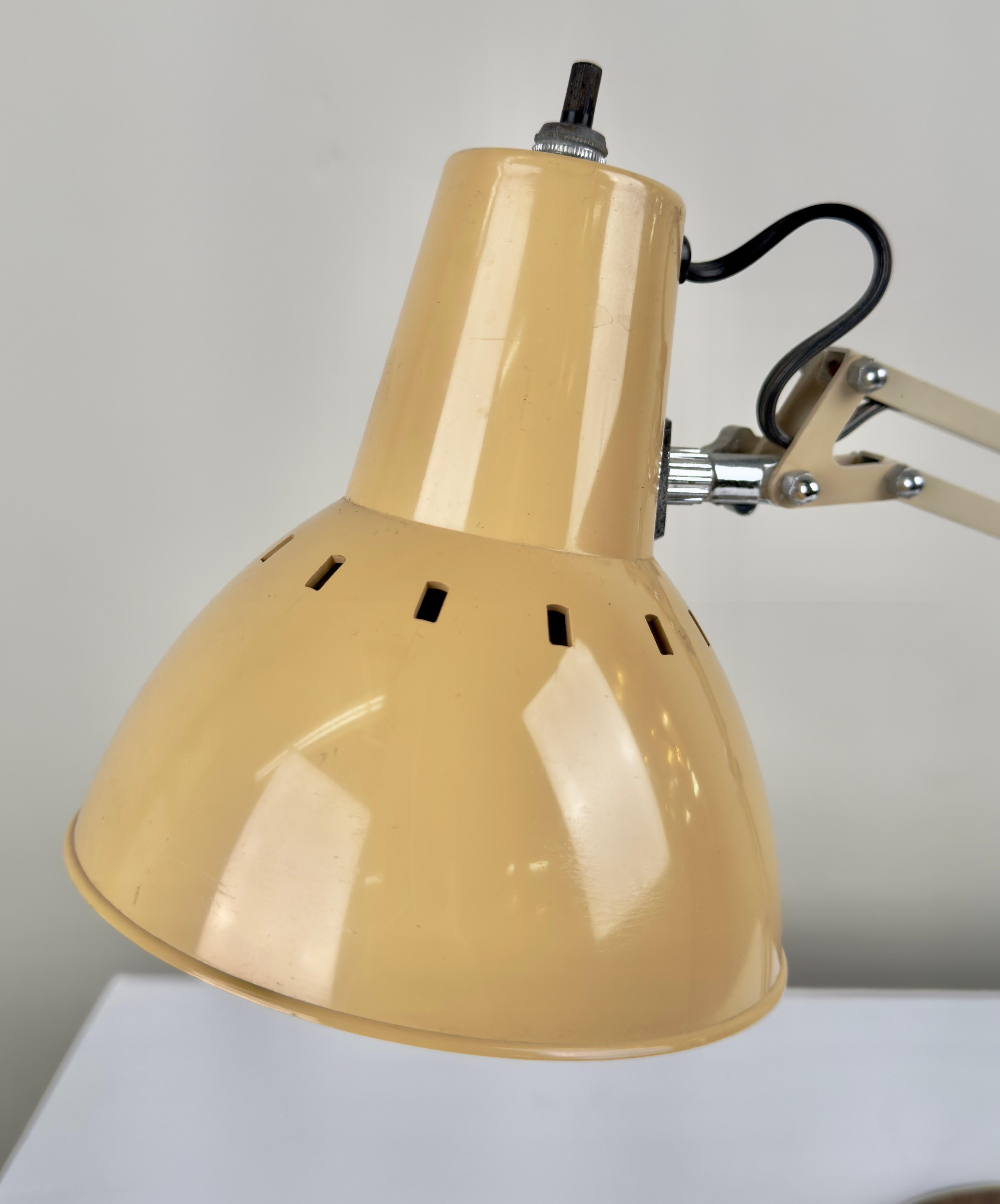 20ième siècle Lampe de bureau d'architectes post-modernes en brun clair par Electrix, Inc en vente