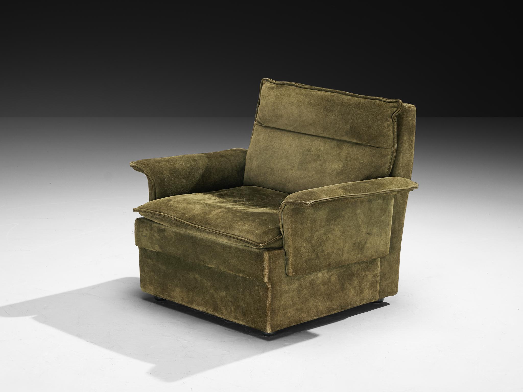 Sedia da salotto, camoscio, legno, Wood, anni '70

Questa poltrona lounge degli anni '70 riflette il linguaggio del design rilassato e funzionale dell'epoca. Rivestito in pelle scamosciata verde dai toni naturali, offre una consistenza morbida e una