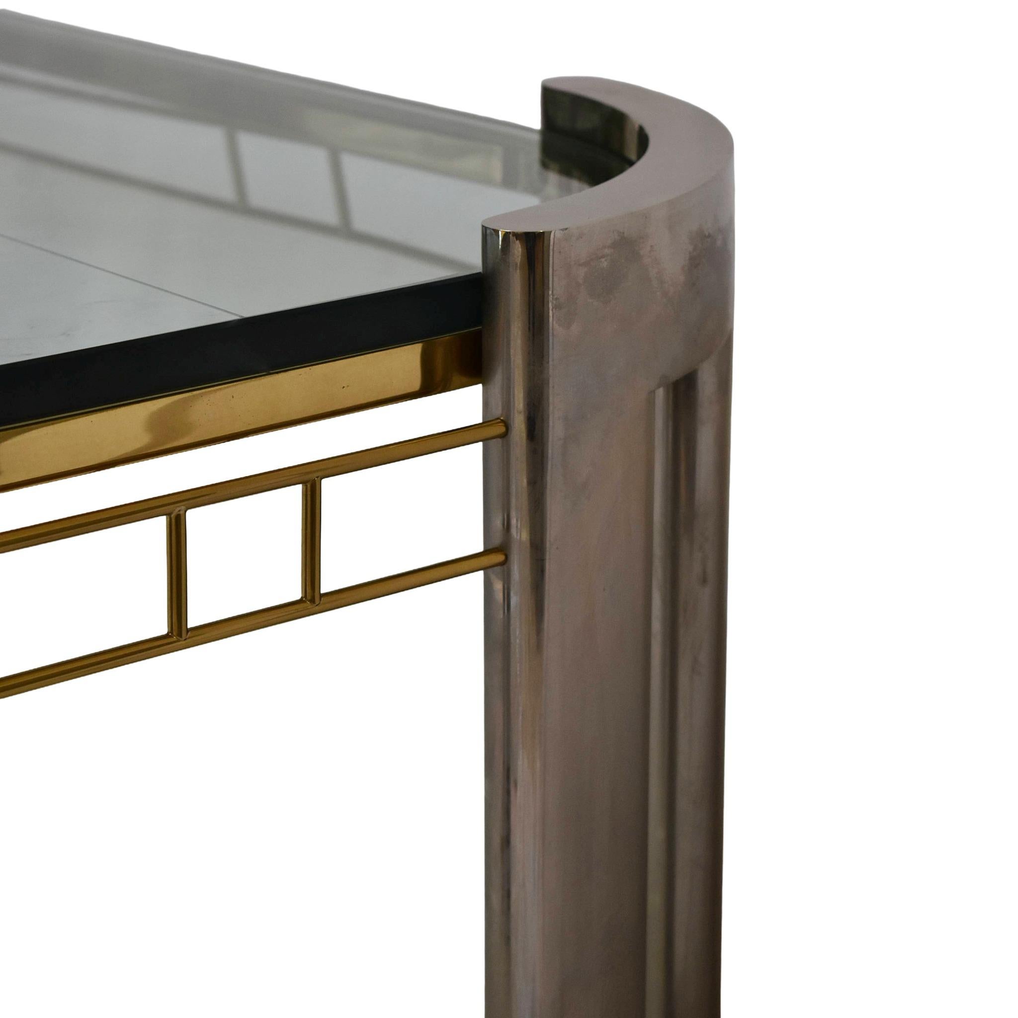 Cette table basse post-moderne d'inspiration art déco en chrome, laiton et verre de Lorin Marsh est unique et grandiose, avec un encadrement en laiton et en chrome de haute qualité. Intitulée 