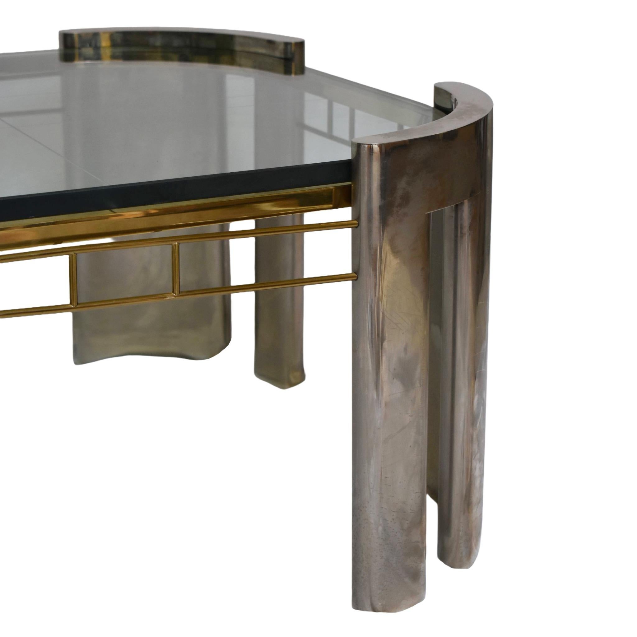 Postmoderne Table basse post-moderne d'inspiration art déco en chrome, laiton et verre par Lorin Marsh en vente