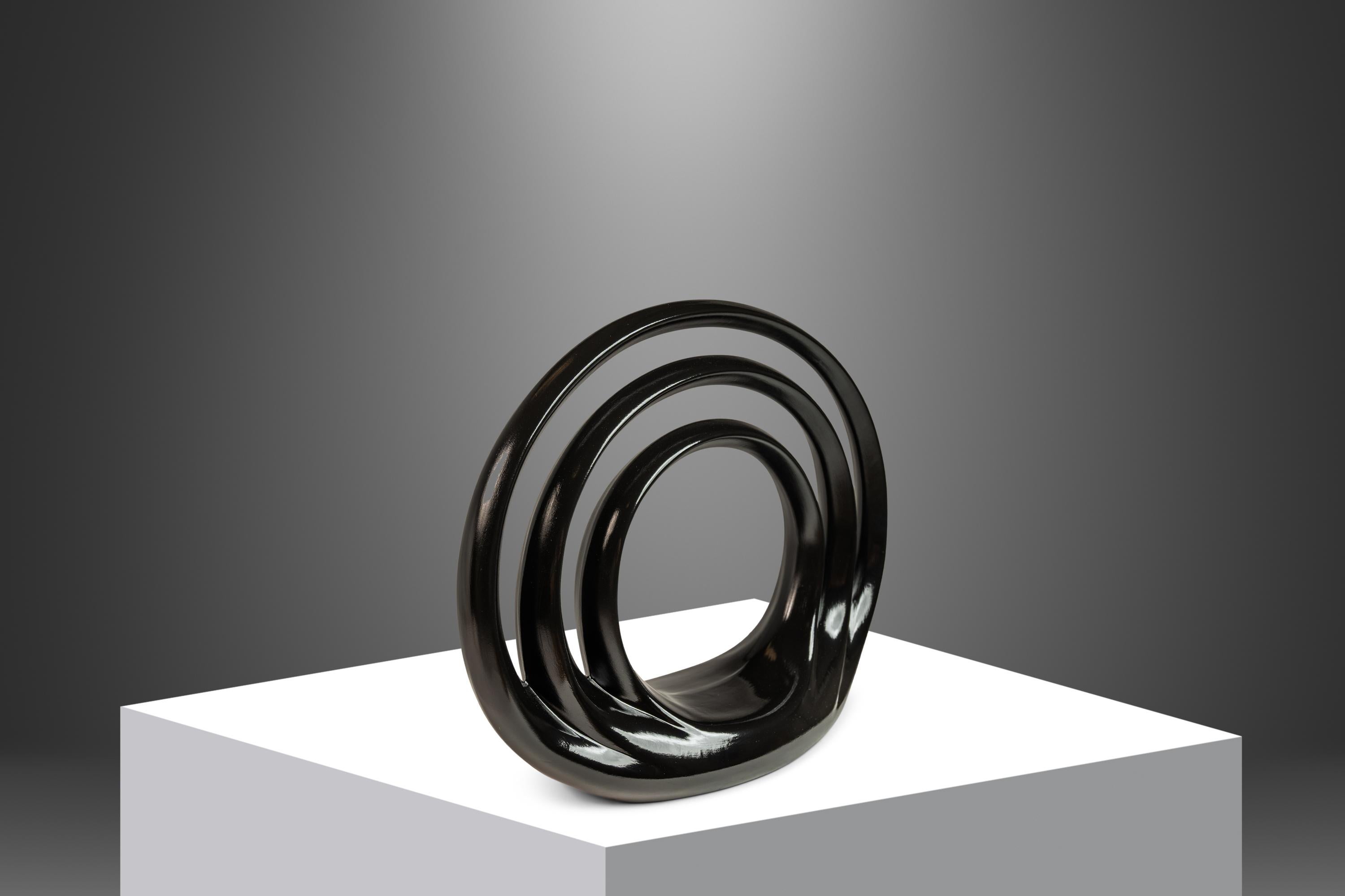 Cette captivante sculpture Post Modern Art Deco, fabriquée aux États-Unis dans les années 1980, fusionne la géométrie audacieuse de l'Art Deco avec l'esprit expérimental du design Post Modern. Façonnée en porcelaine fine, la pièce présente une série