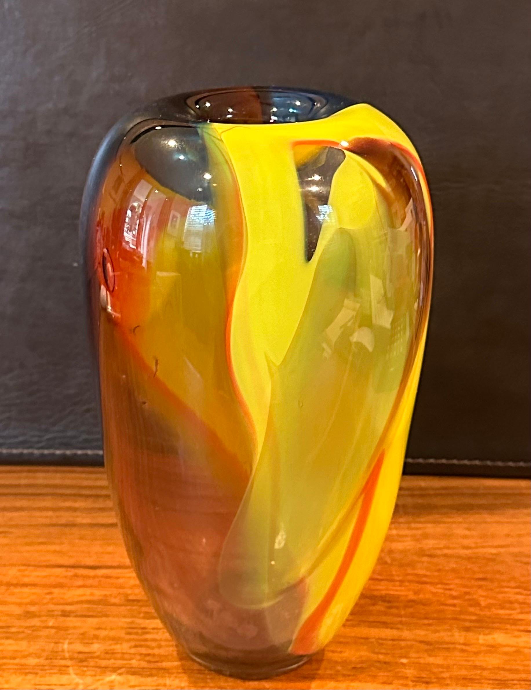 Splendido vaso in vetro artistico post-moderno di Leon Applebaum, anni '70 circa. Questo vaso è in ottime condizioni vintage, senza scheggiature o crepe, e misura 5,5