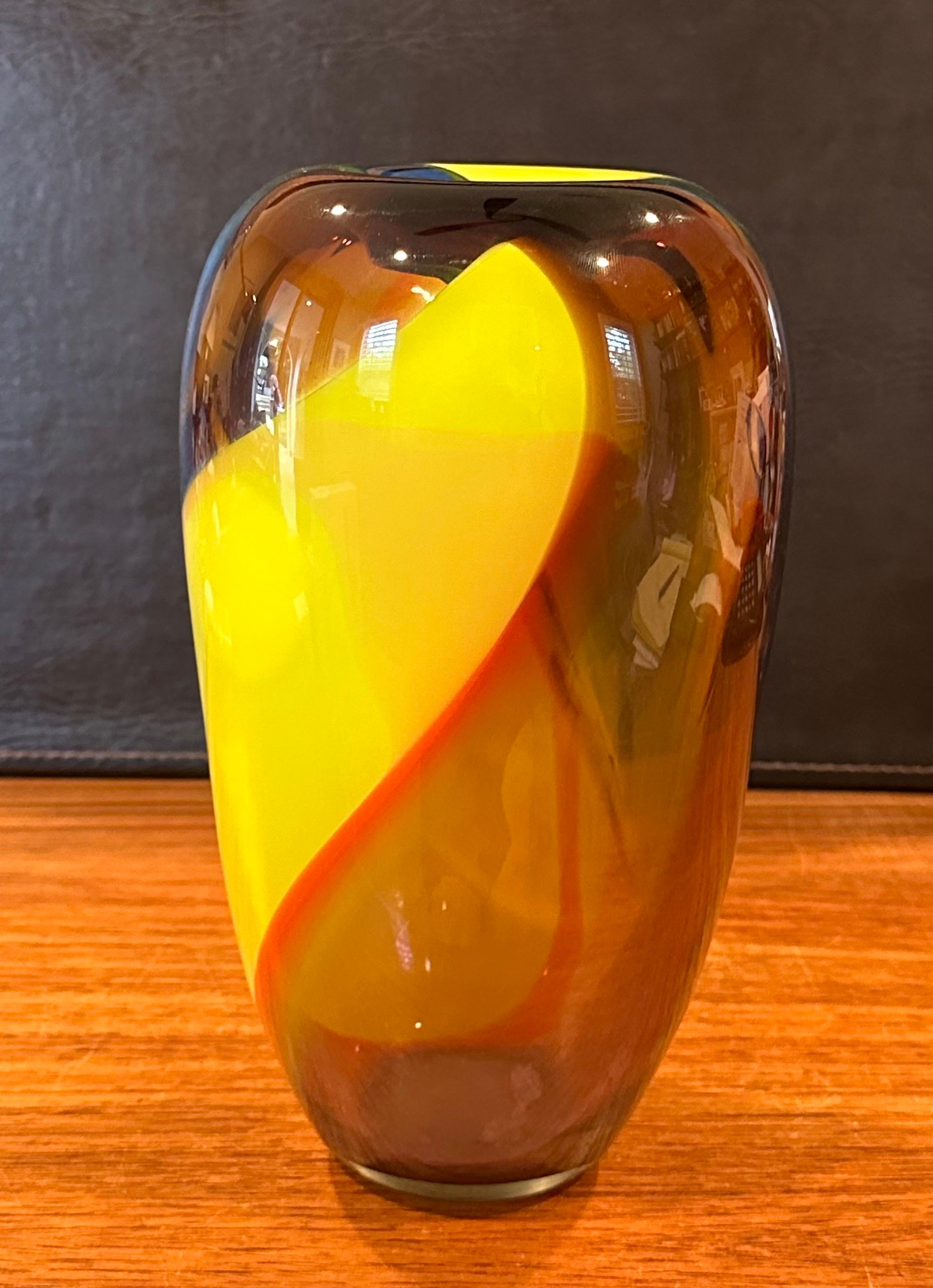 Postmoderno Vaso in vetro artistico postmoderno di Leon Applebaum in vendita