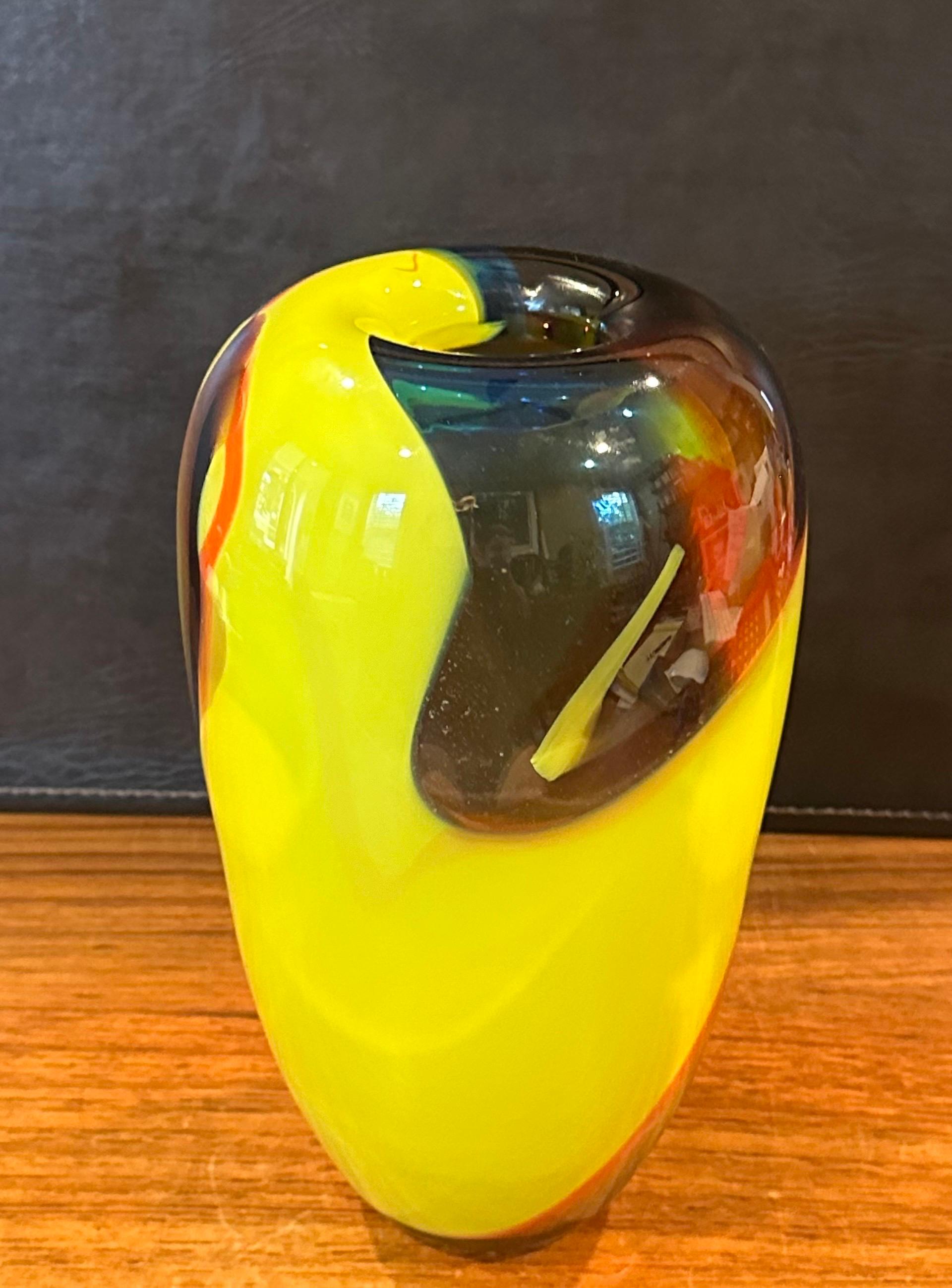 XX secolo Vaso in vetro artistico postmoderno di Leon Applebaum in vendita
