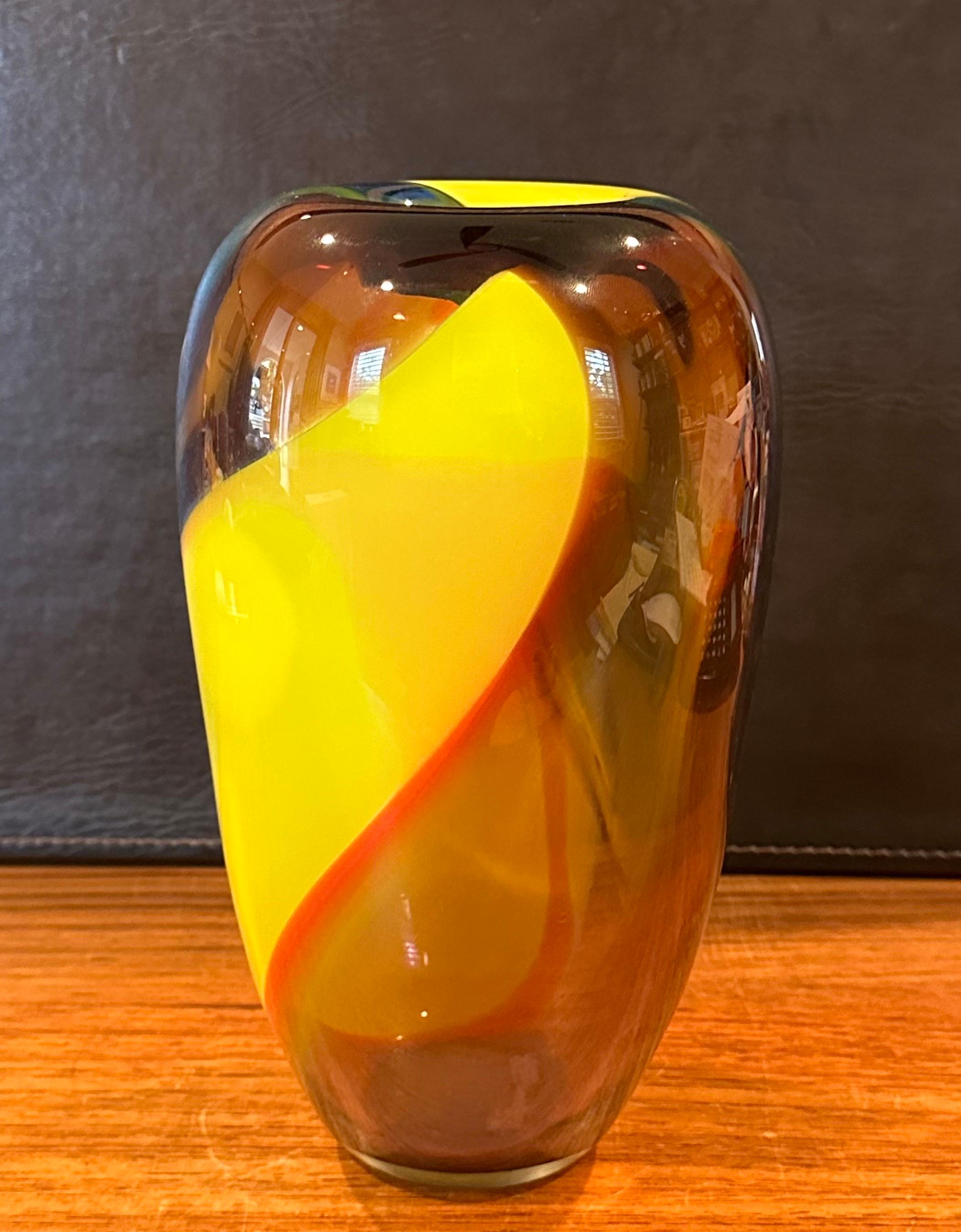 Vaso in vetro artistico postmoderno di Leon Applebaum in vendita 1