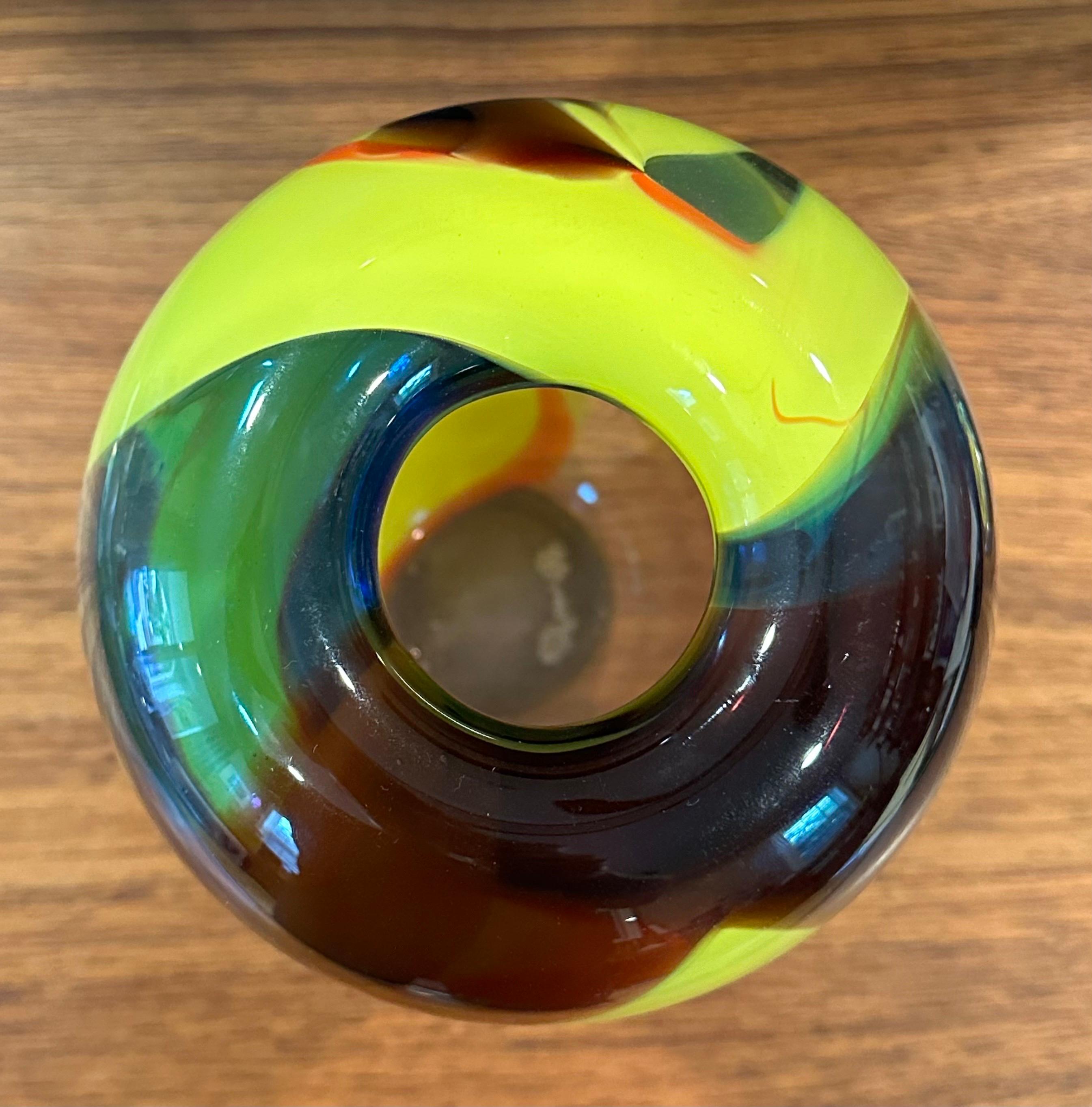 Vaso in vetro artistico postmoderno di Leon Applebaum in vendita 2
