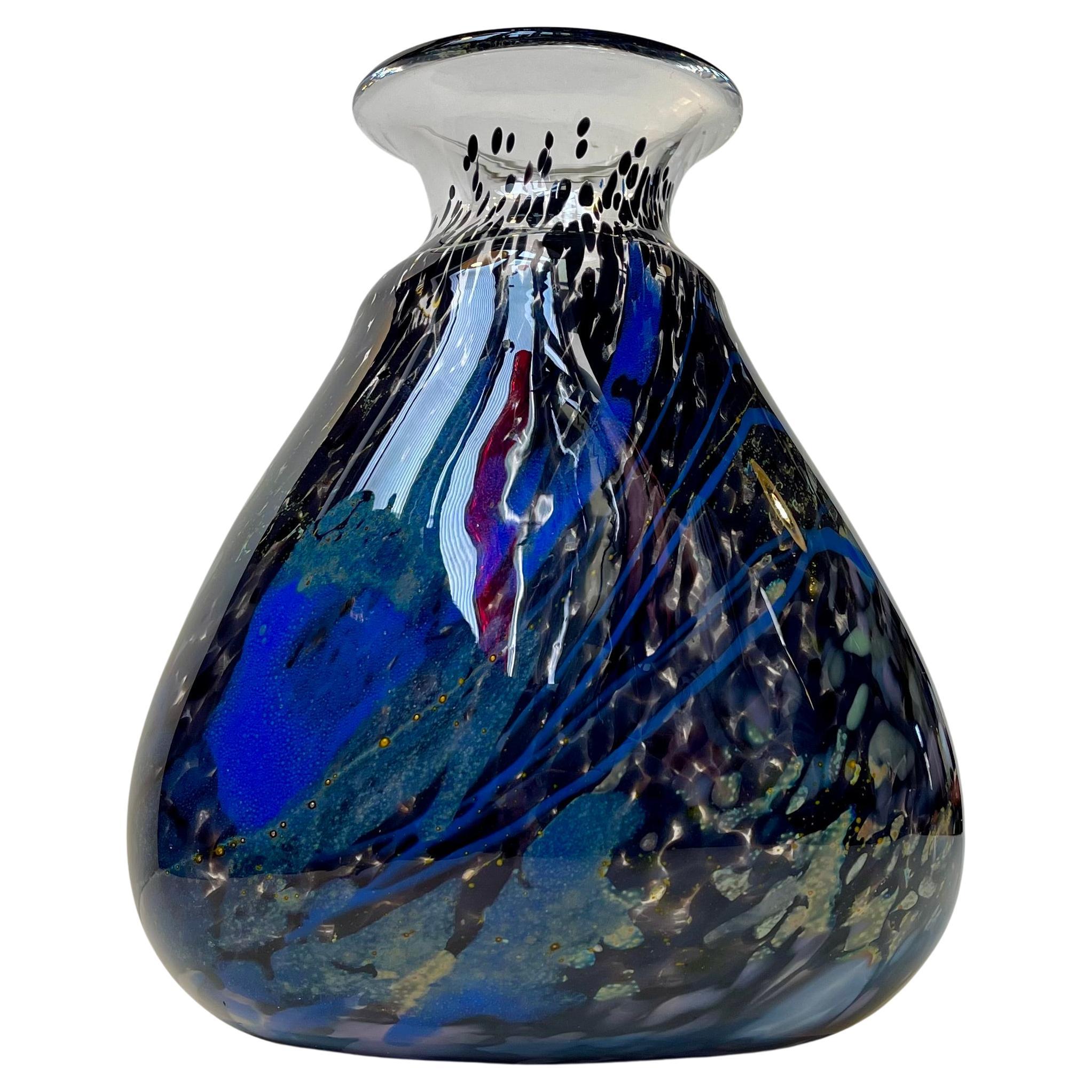 Quasi tutti i colori immaginabili compaiono nella tavolozza di questo vaso in vetro artistico da studio del designer norvegese Odd Ingar Karlengen. È firmato a mano e si tratta di un pezzo unico realizzato presso lo Studio A di Hallingglass in
